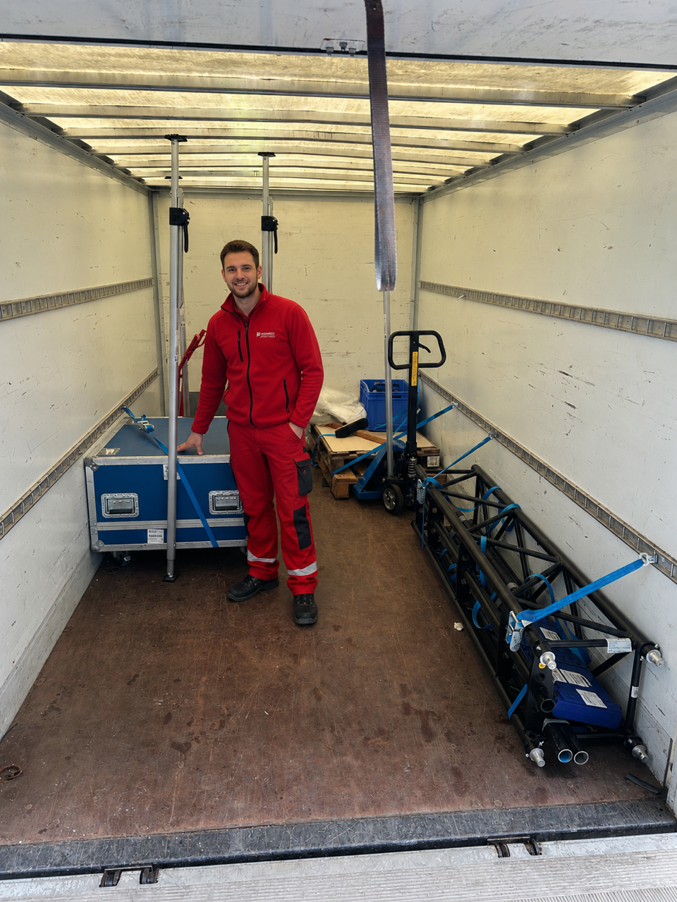 Leerer Messestand in Halle 9 mit zusammengepackten Bühnen- und Veranstaltungstechnik-Equipment auf schwarzen Transportkisten bei einer Messevorbereitung.