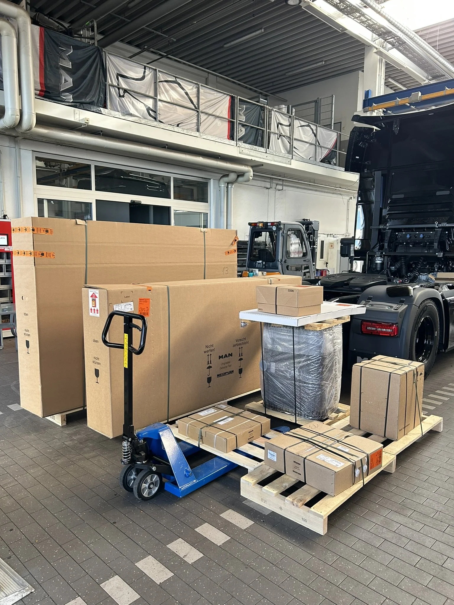 Hochwertige Auto-Bremsen mit rot lackierten Bremssätteln auf Werkbank.