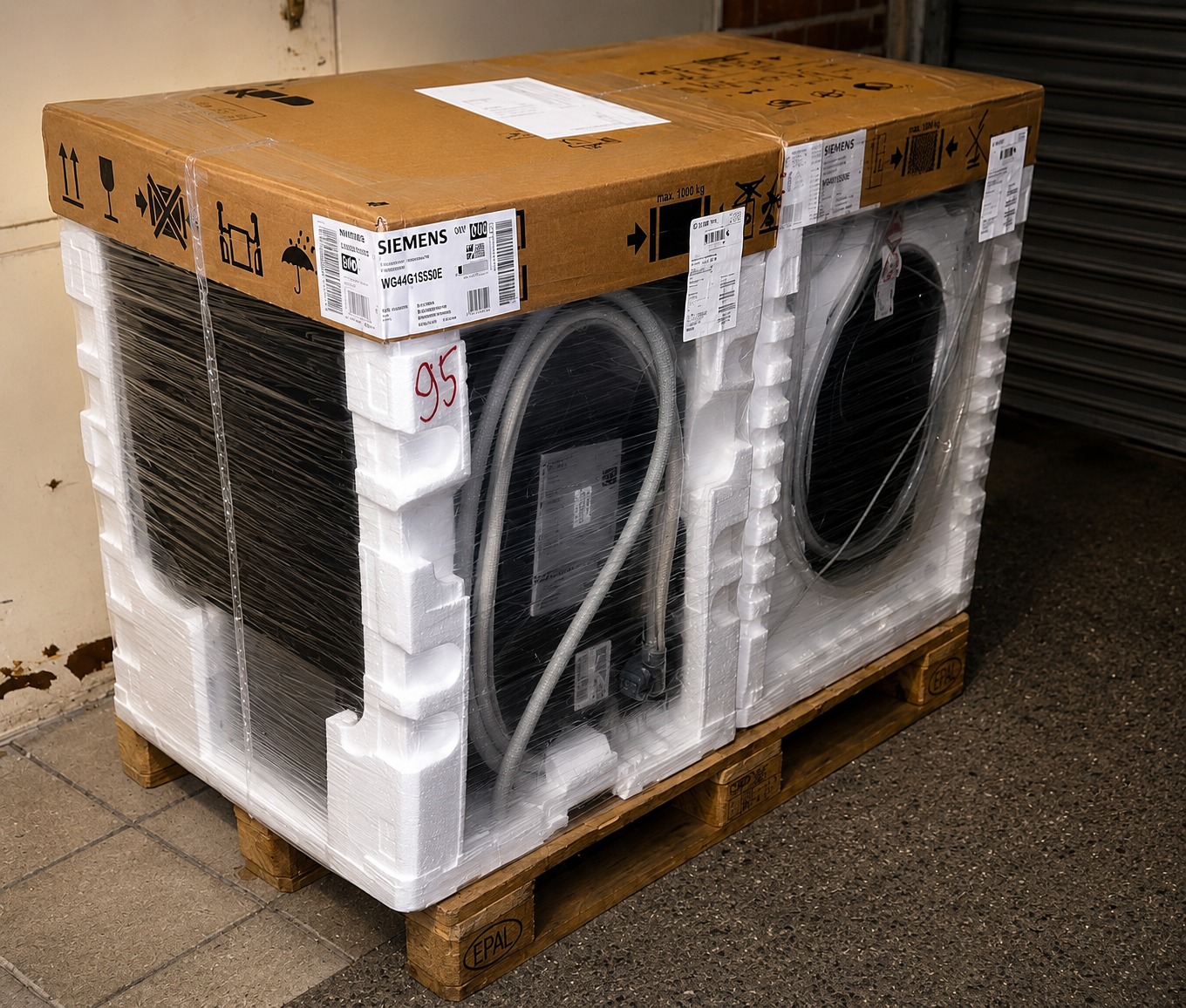Verpackte Siemens Waschmaschinen auf Paletten, umwickelt mit Kunststofffolie.