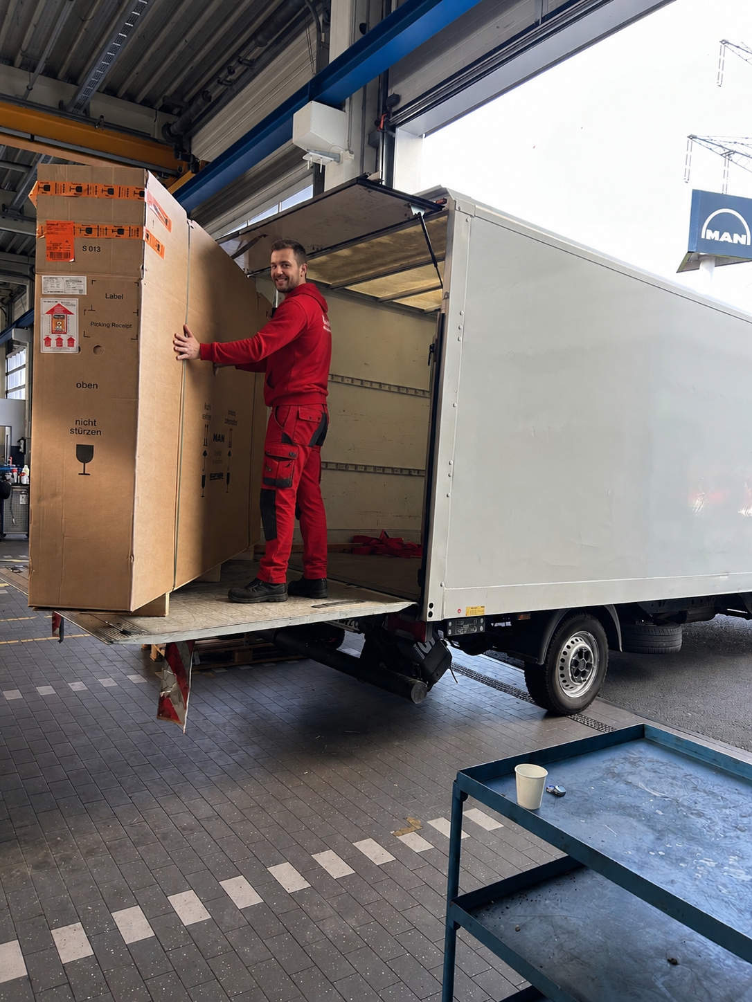 Hochwertige Auto-Bremsen mit rot lackierten Bremssätteln auf Werkbank.
