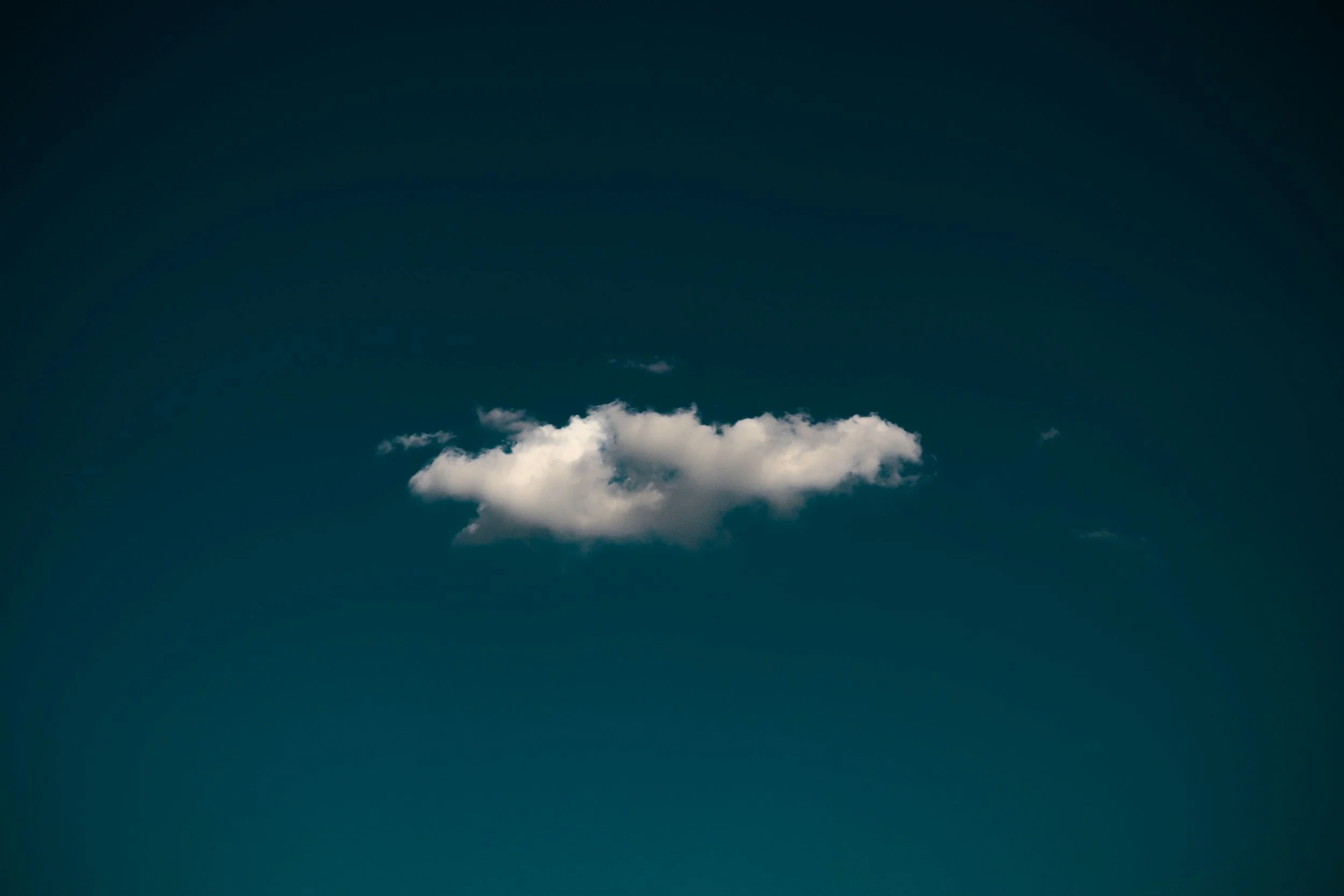 Ciel bleu foncé avec une seule petite nuage blanche au centre