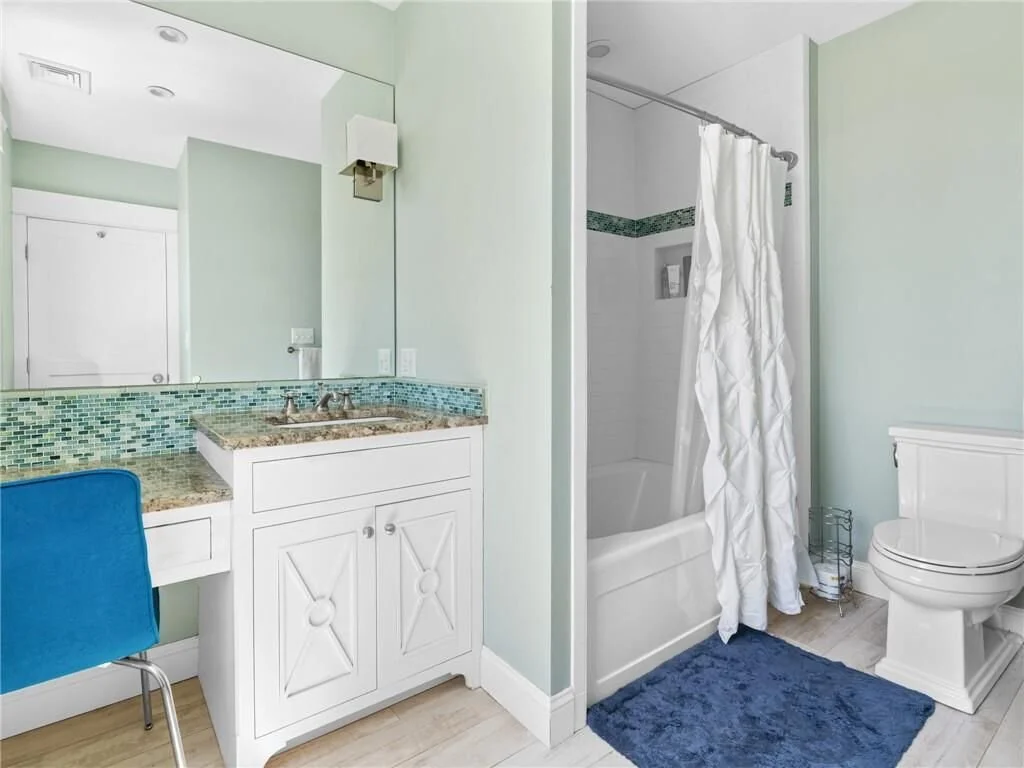 116-Nayatt-EnSuite1.jpg