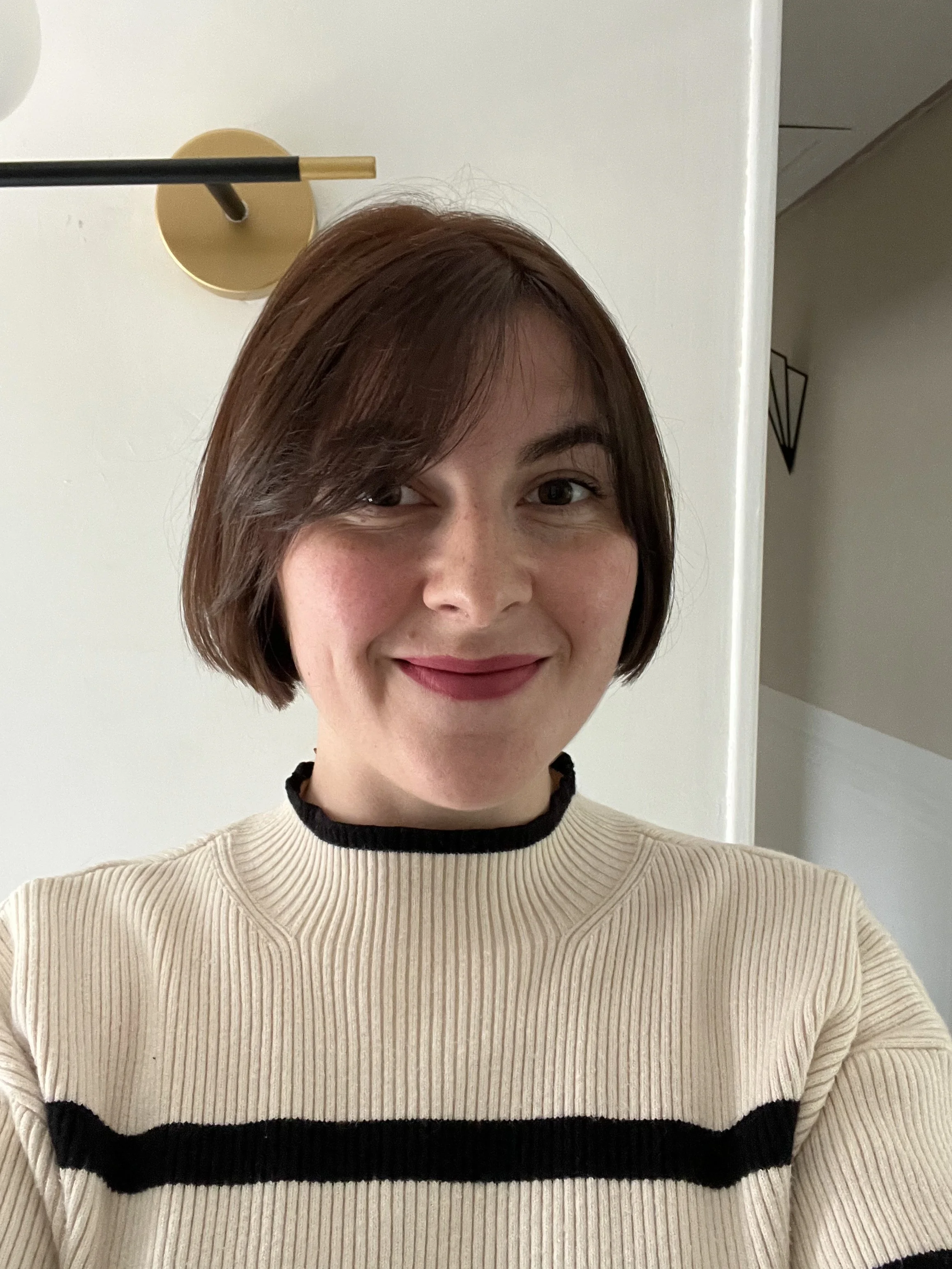 Déborah, consultante en identité visuelle et communication pour professionnels de santé et bien-être