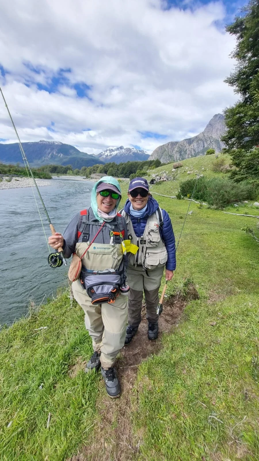 mujeres pescadoras con mosca en Patagonia Chile