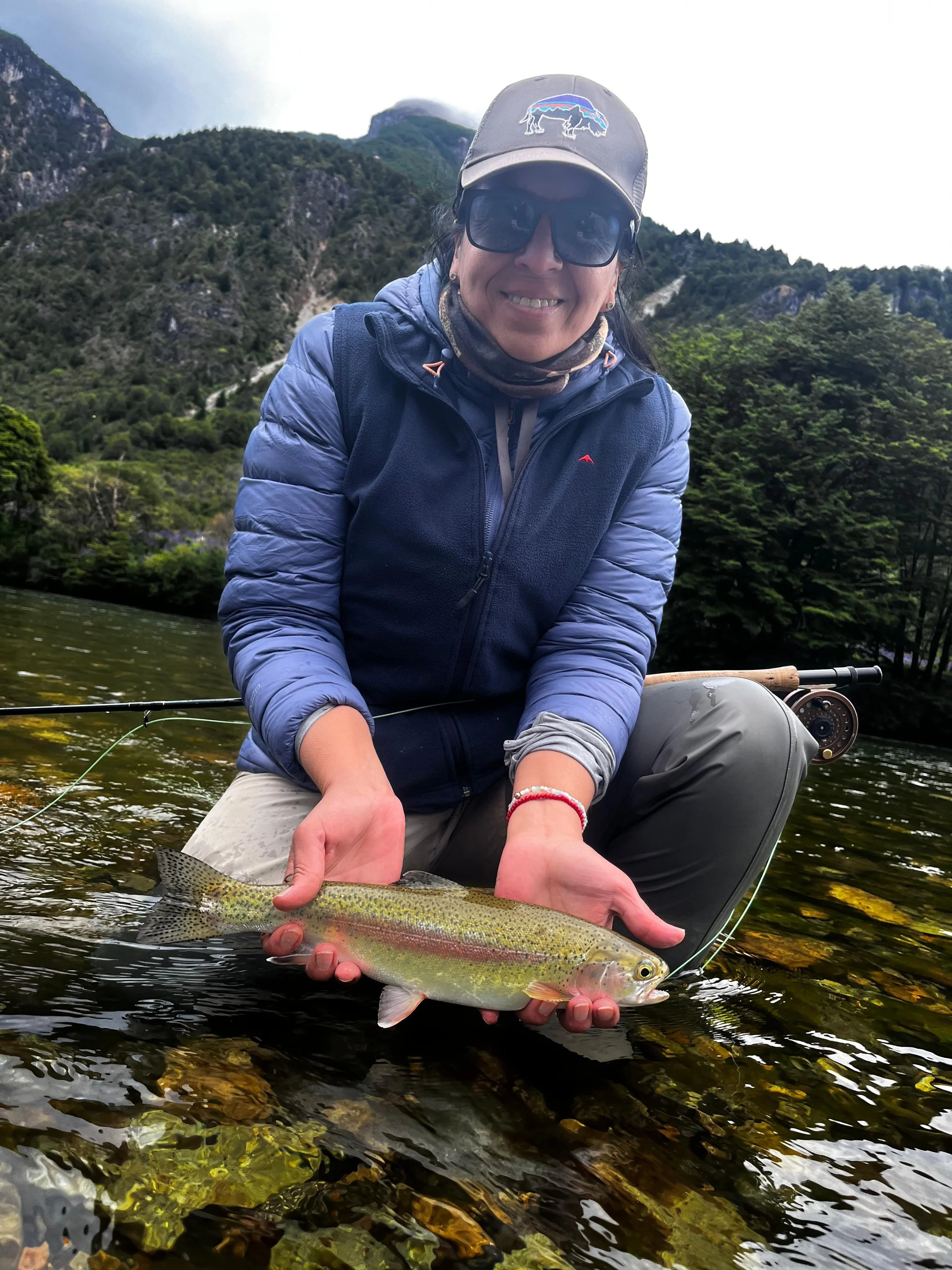 Mujer pescadora en río Mañihuales