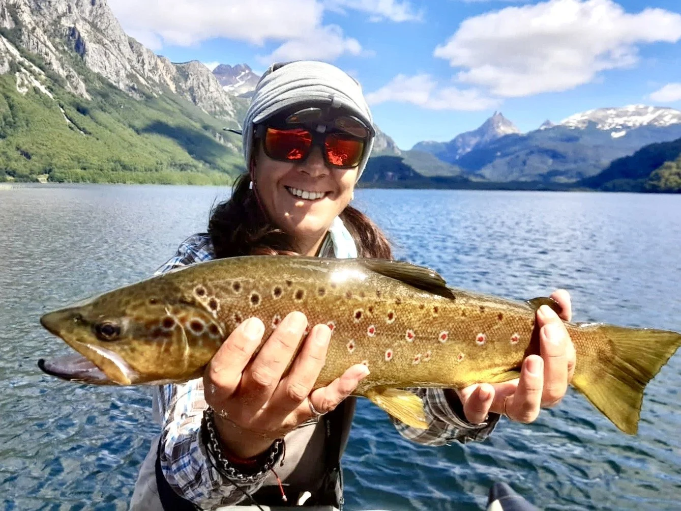 Mujer Pescadora con mosca, mosquera en la Patagonia Chile