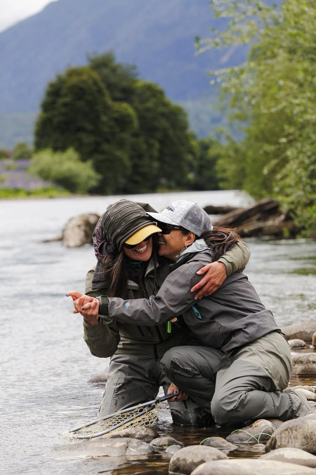 Mujeres Pescadoras sonriendo en la Patagonia Chile