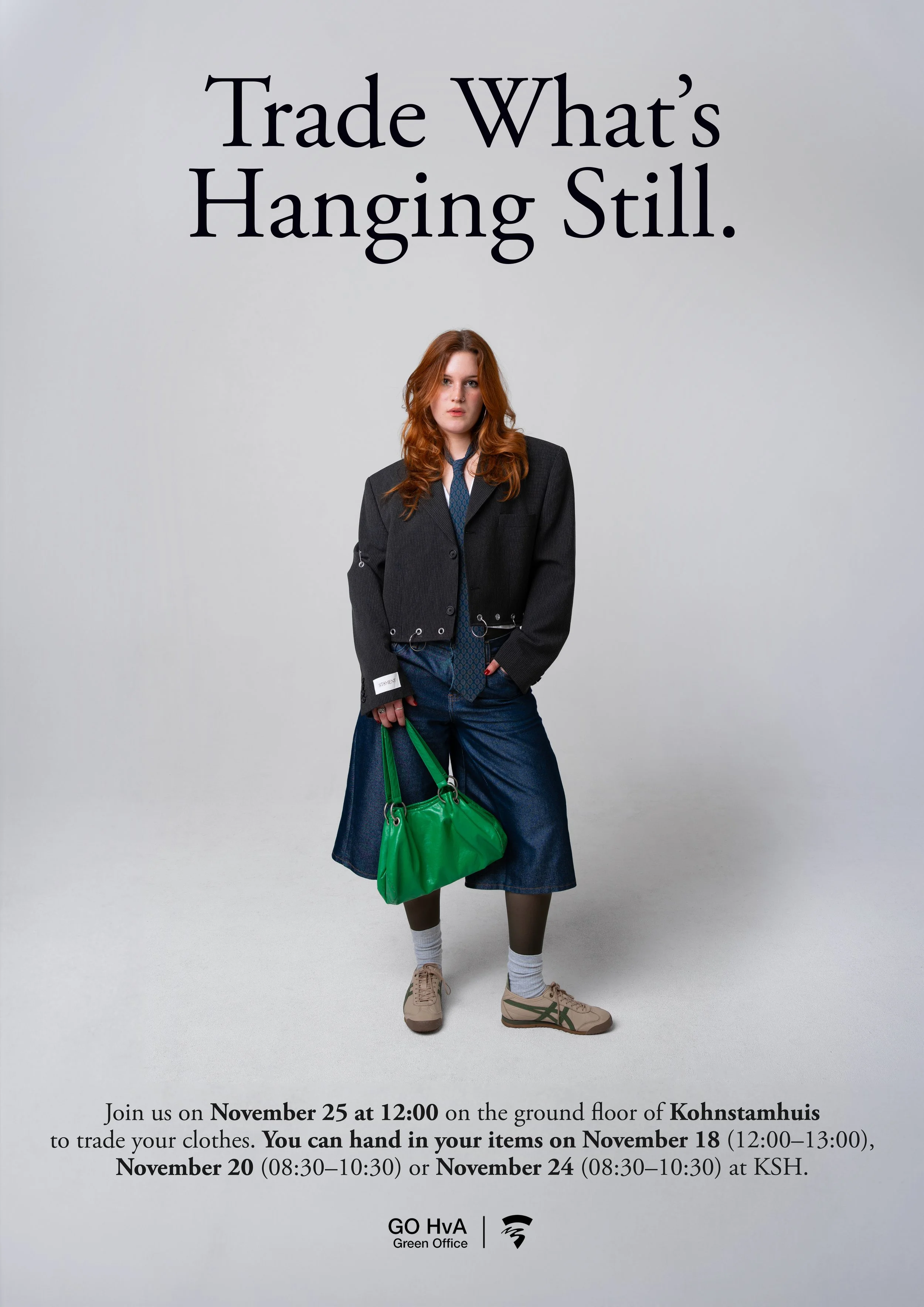 Een poster met een vrouw in een zwart jasje, een blauw shirt en blauwe spijkerbroek, die een groene tas vasthoudt. Boven haar staat de tekst: 'Trade What's Hanging Still.'