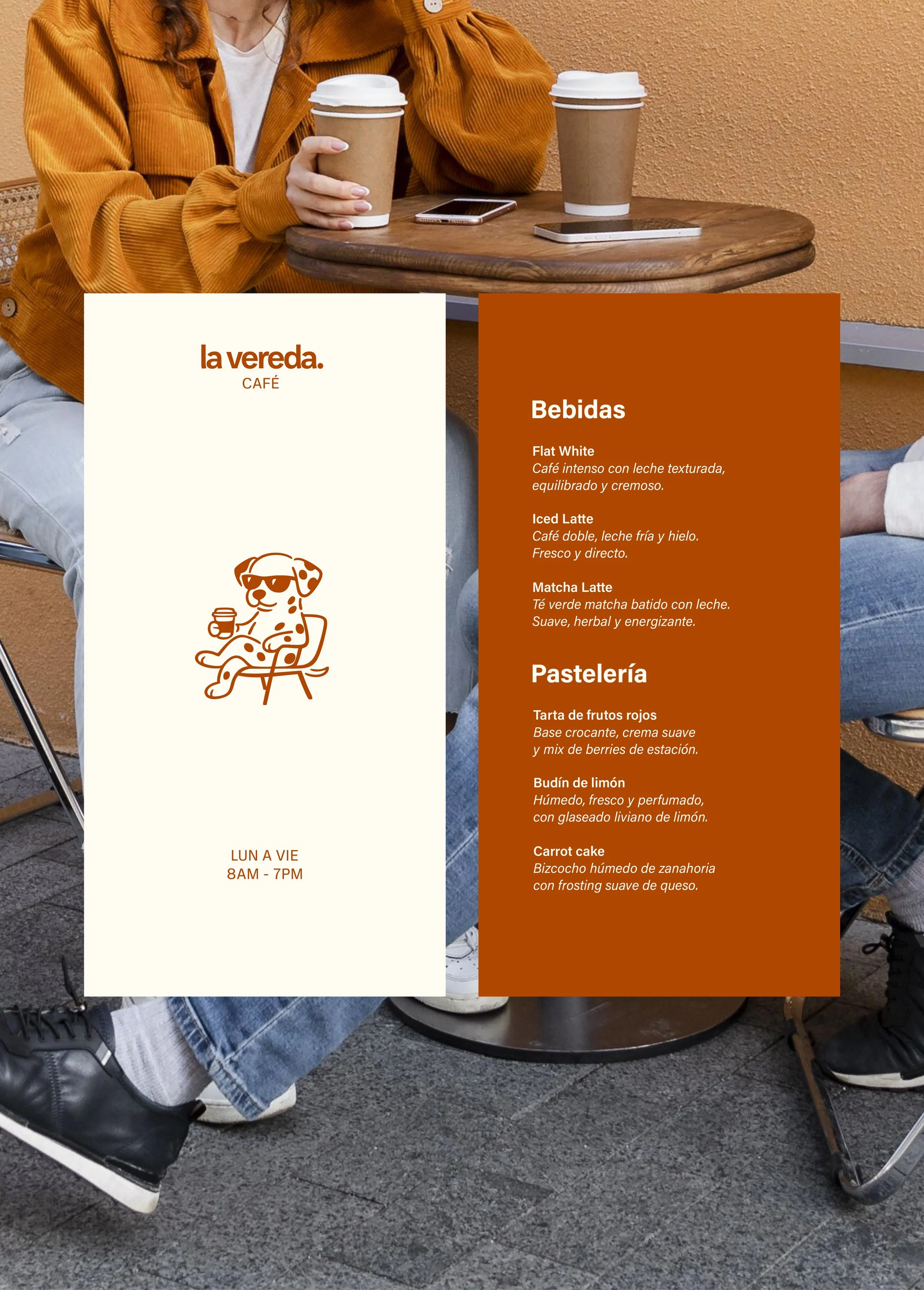 Un menú de cafetería sobre una mesa, con secciones para bebidas y pastelería, y un dibujo de un perro con gafas de sol. La persona en la imagen lleva jeans, chaqueta anaranjada y zapatos deportivos.