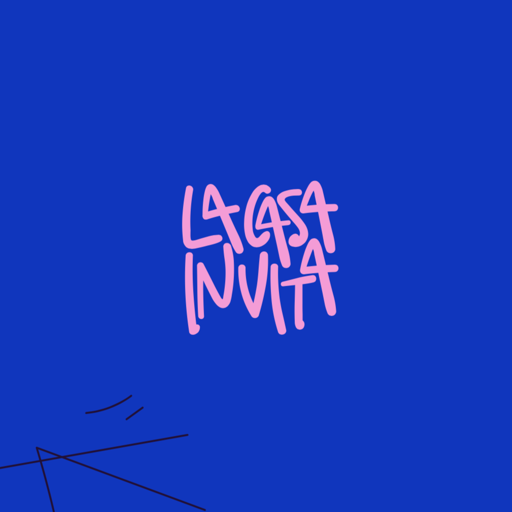 Texto en estilo graffiti que dice "LA CASA INVITA" sobre fondo azul con líneas negras en la esquina inferior izquierda.