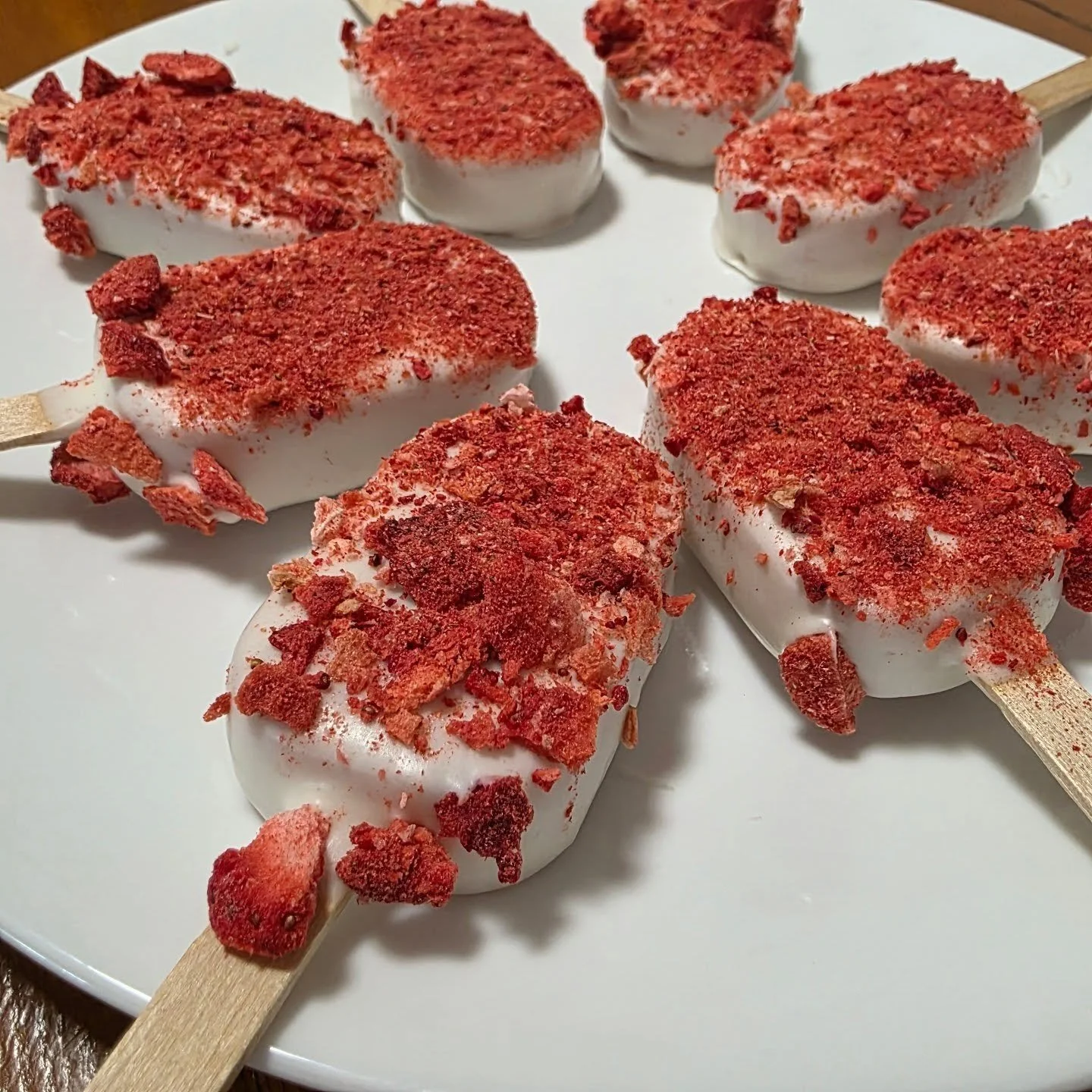 New flavor alert!

🍓Strawberry Shortcake🍓

The freeze dried strawberries on top give them an extra hit of flavor ✨️

#atxlocal #shoplocal #austintexas #smallbusiness #strawberryshortcake