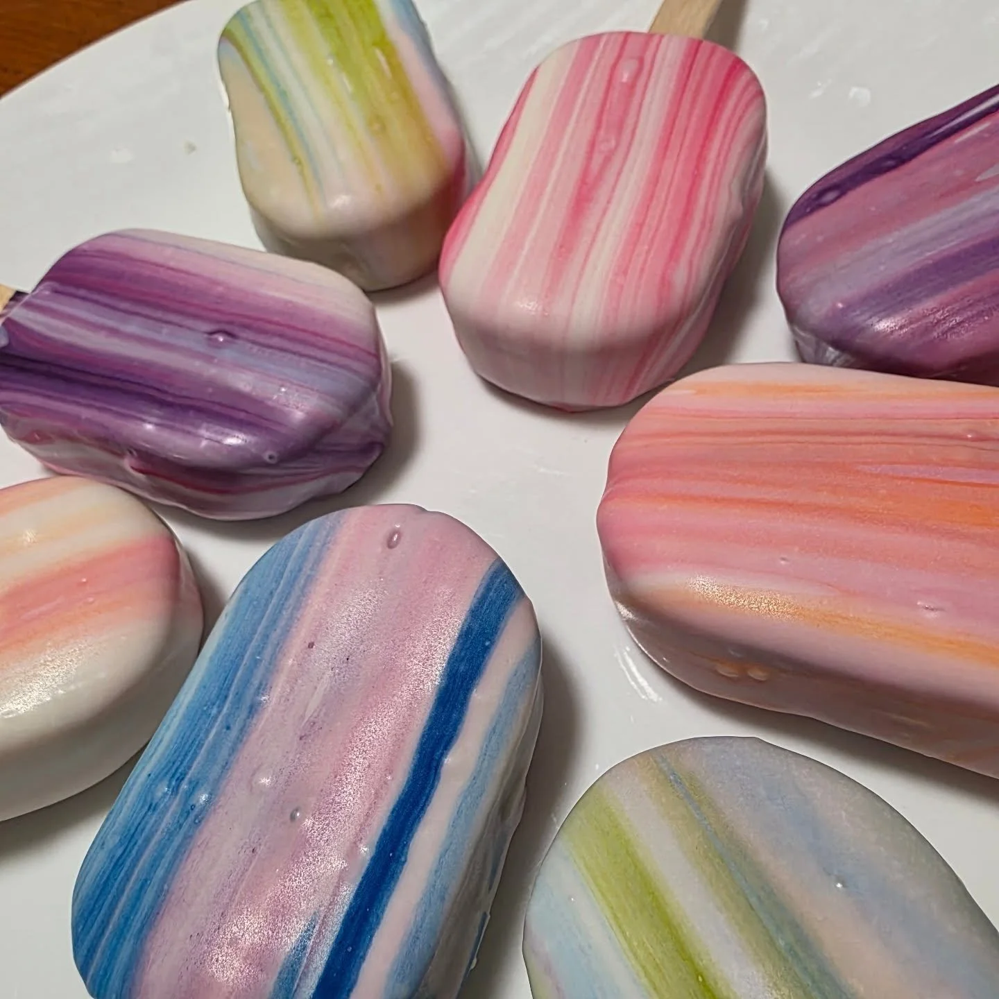 ✨️obsessed✨️ with this color palette 🎨 

I had no real plan: started with pinks, then orange, greens, blue and purples. The best part? They have sprinkles inside! 

Gives major spring vibes 🌼🌸

#smallbusiness #cakesicle #shoplocal #austintexas #au