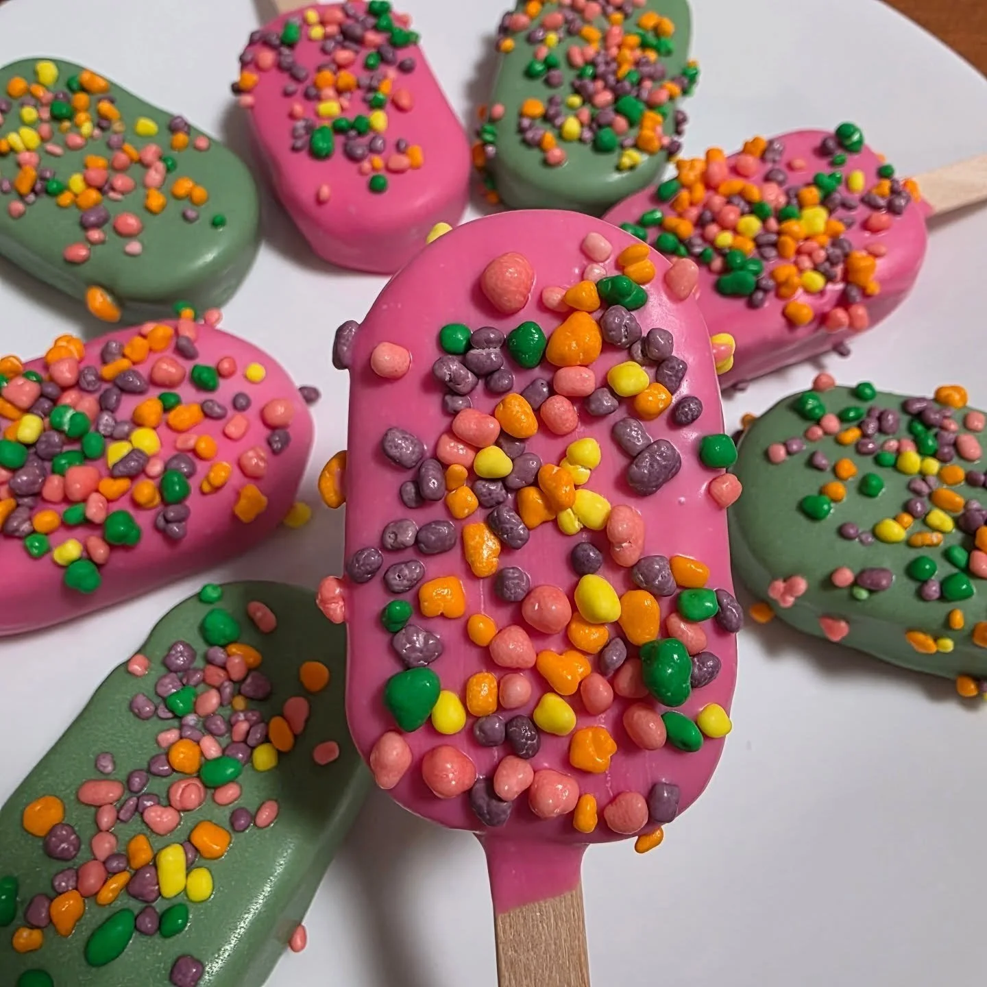 I spent 6 hours cutting and decorating all 6 flavors for the pop-up event tomorrow (June 6th). Thats alot of 6's haha. I promise I'm good luck 🤭 

Here is a sneak peek at the flavors! ✨️💗

See y'all at @slackersbrew tomorrow!

#austinpopup #shoploc