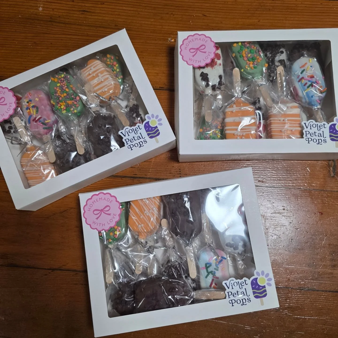 Mystery Dozens available for purchase! These are leftover from my event yesterday and still fresh! One box is $50 and is a mix of 6 different flavors 🌸✨️🍰 comment to claim or DM me! 

#shopatx #austintexas #cakesicles #smallbusiness #womenowned