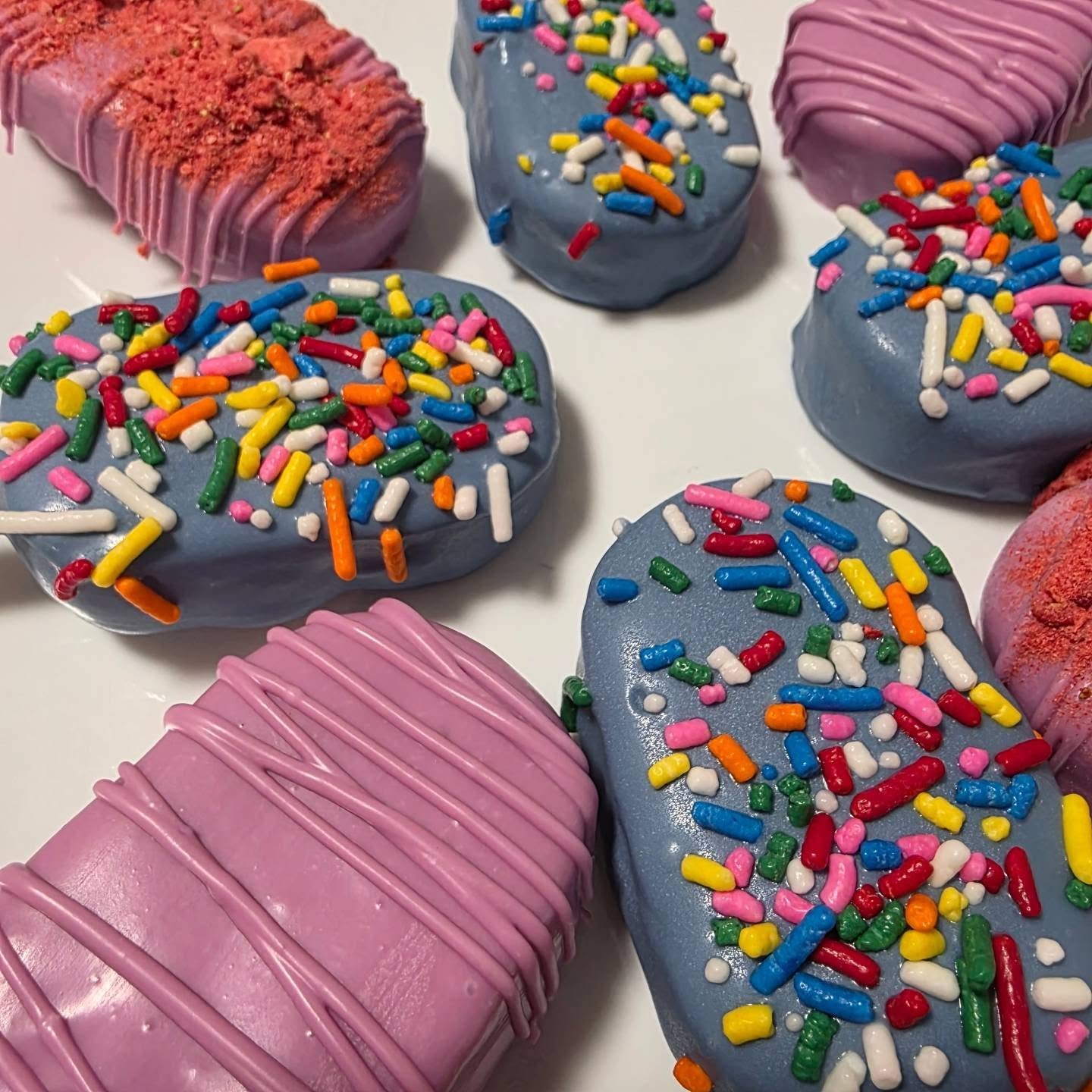 My first custom order in a while! Funfetti and 🥁... Strawberry Chocolate Chip! It's seriously so good. 

If you want to order from me and and have a fun flavor in mind, I'm down to try and experiment 😋 

#cottagebaker #cakesicles #smallbusiness #cu