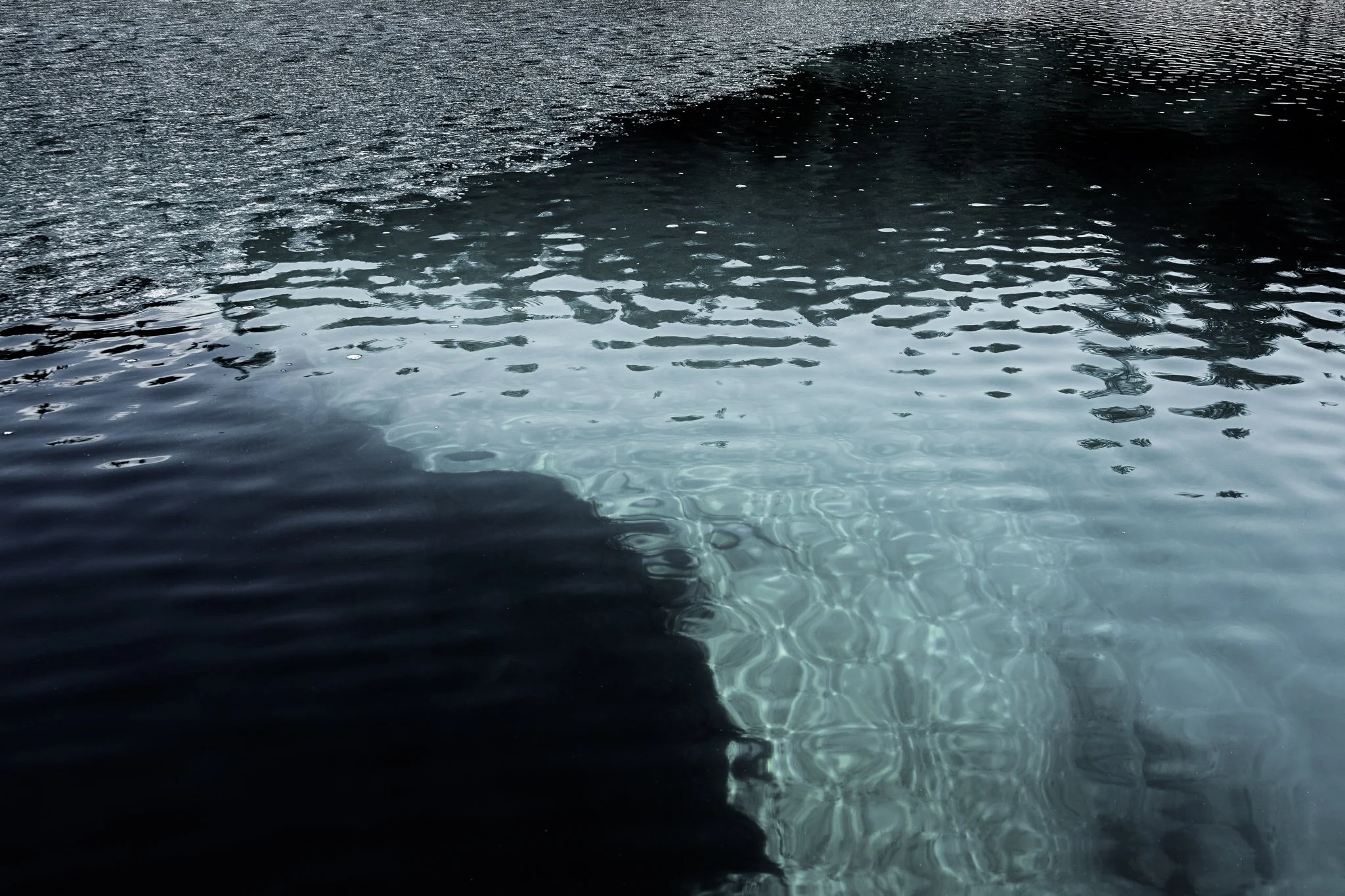 Photo d'une surface d'eau avec des reflets et des ondulations