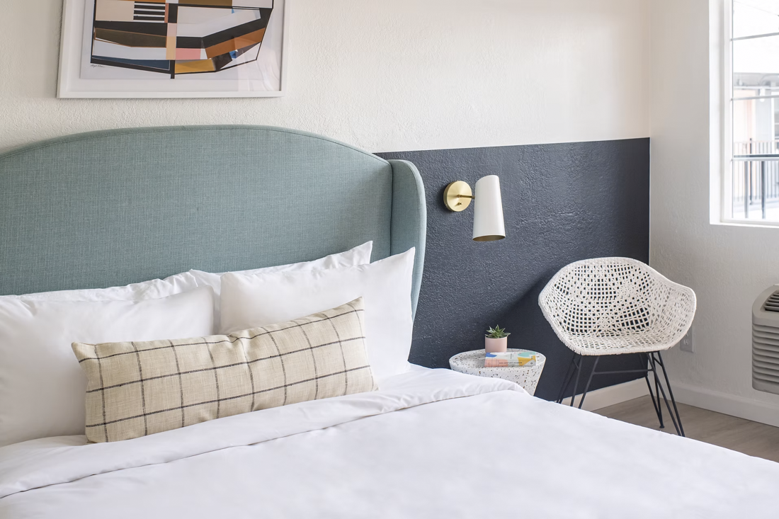 sun-soul-style-interior-design-hawaii-kauai-commercial-hotel-design-broadway-motel-3.png