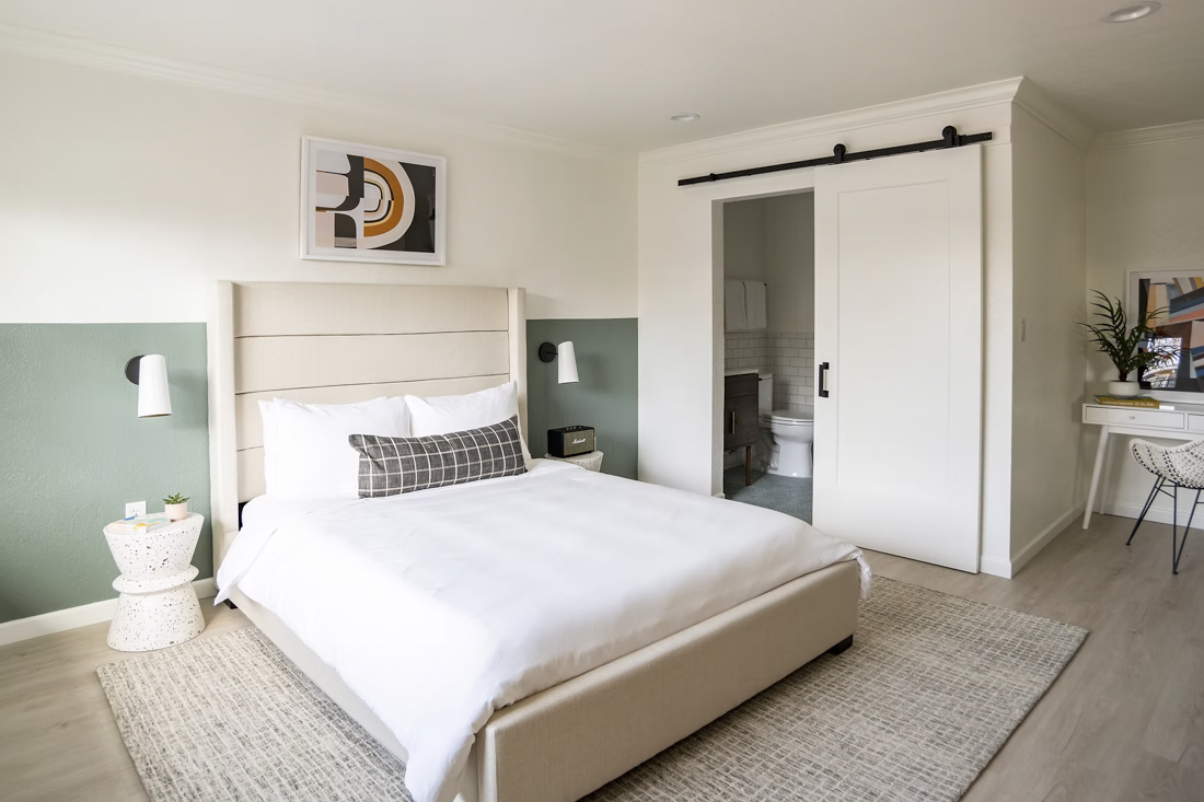 sun-soul-style-interior-design-hawaii-kauai-commercial-hotel-design-broadway-motel-7.png