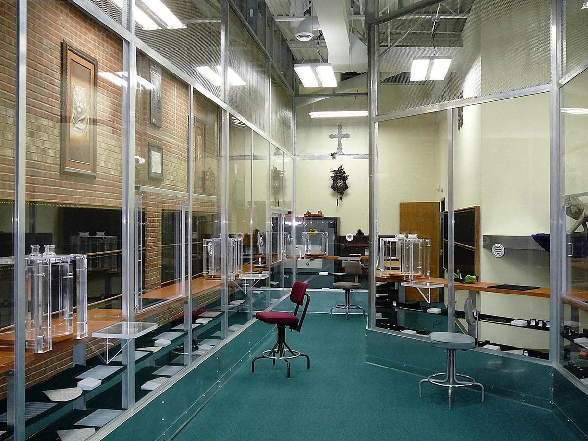 Custom design and build out of a gold and silver brokers store.  Work completed included: wrapping plywood bases with 18 gauge galvanized steel sheeting; framing walls with extruded aluminum channel; enclosing the walls with 1” bullet resistant acryl