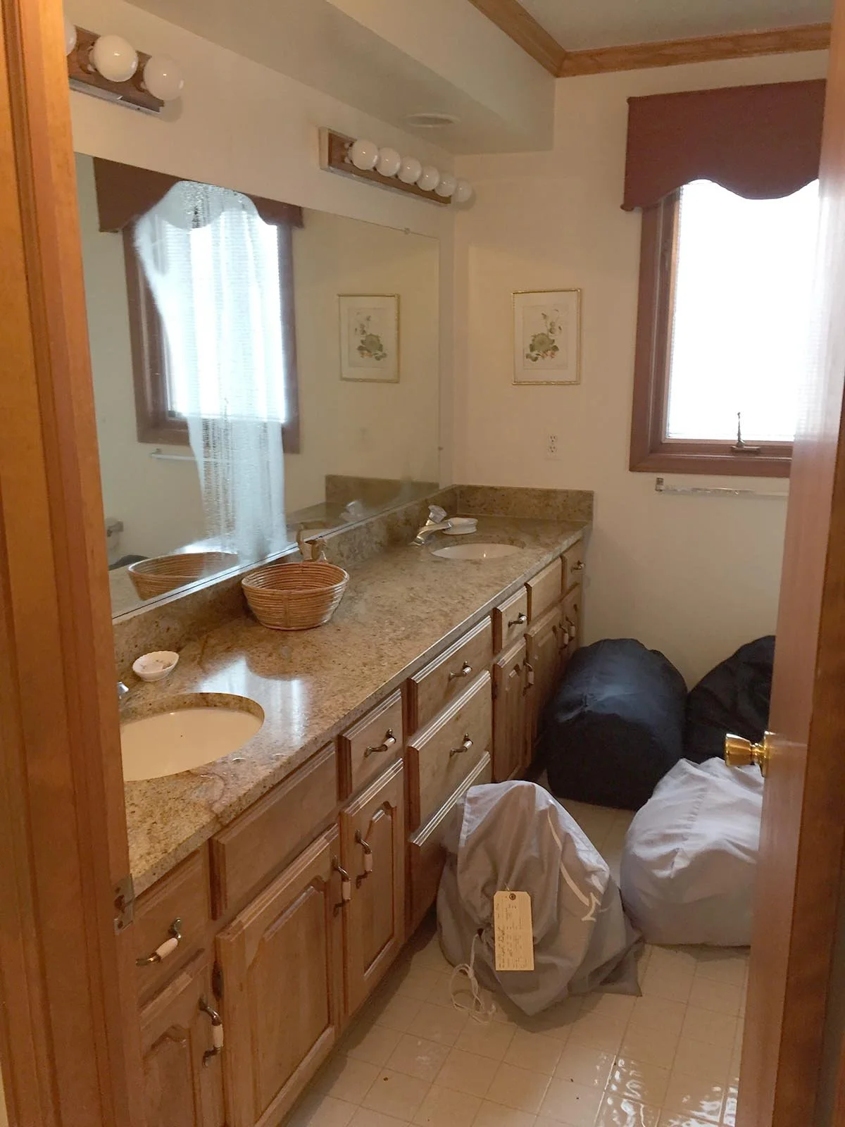 Lipski half bath before...