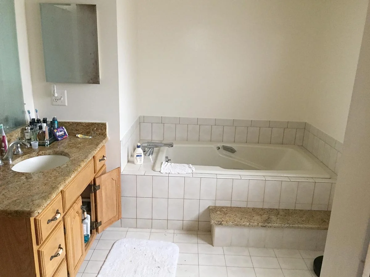 Lipski master bath before...