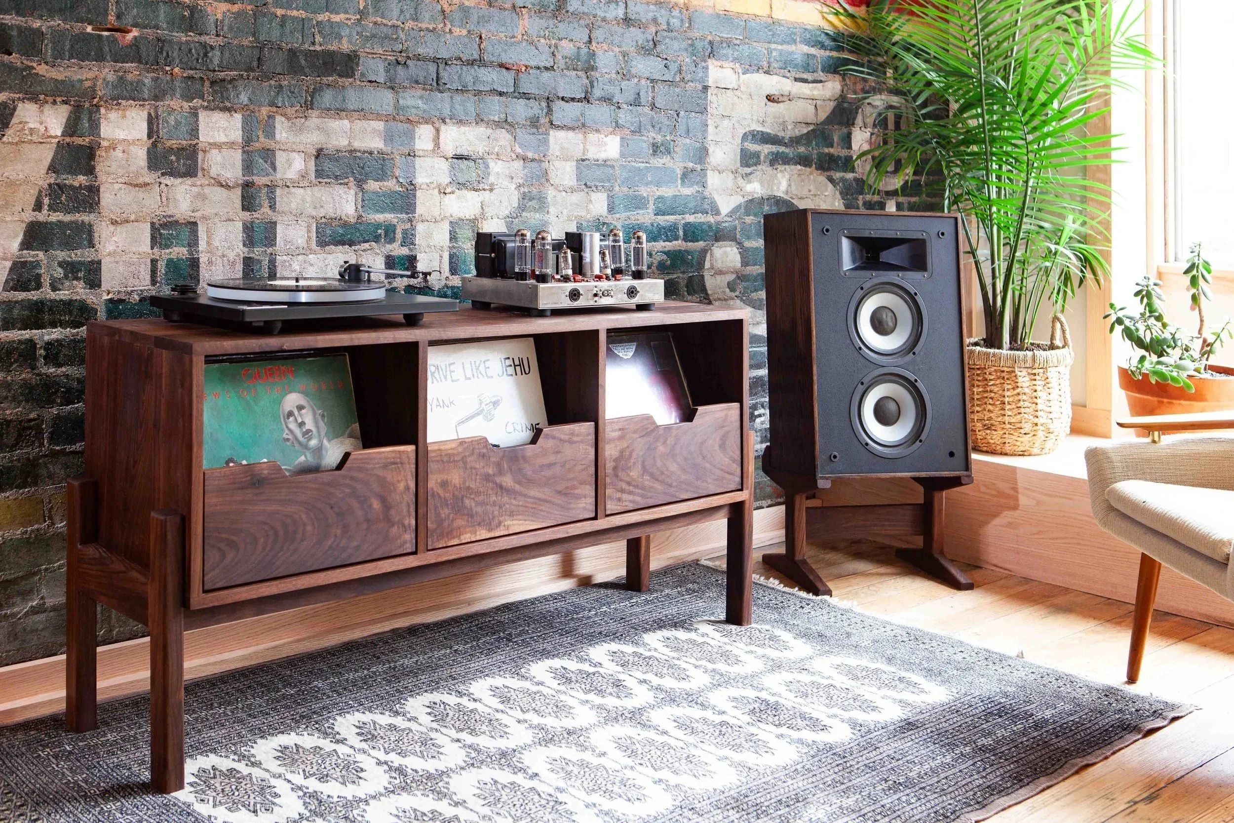 142_HiFi_Woodworks_ProductShots_260609.jpg