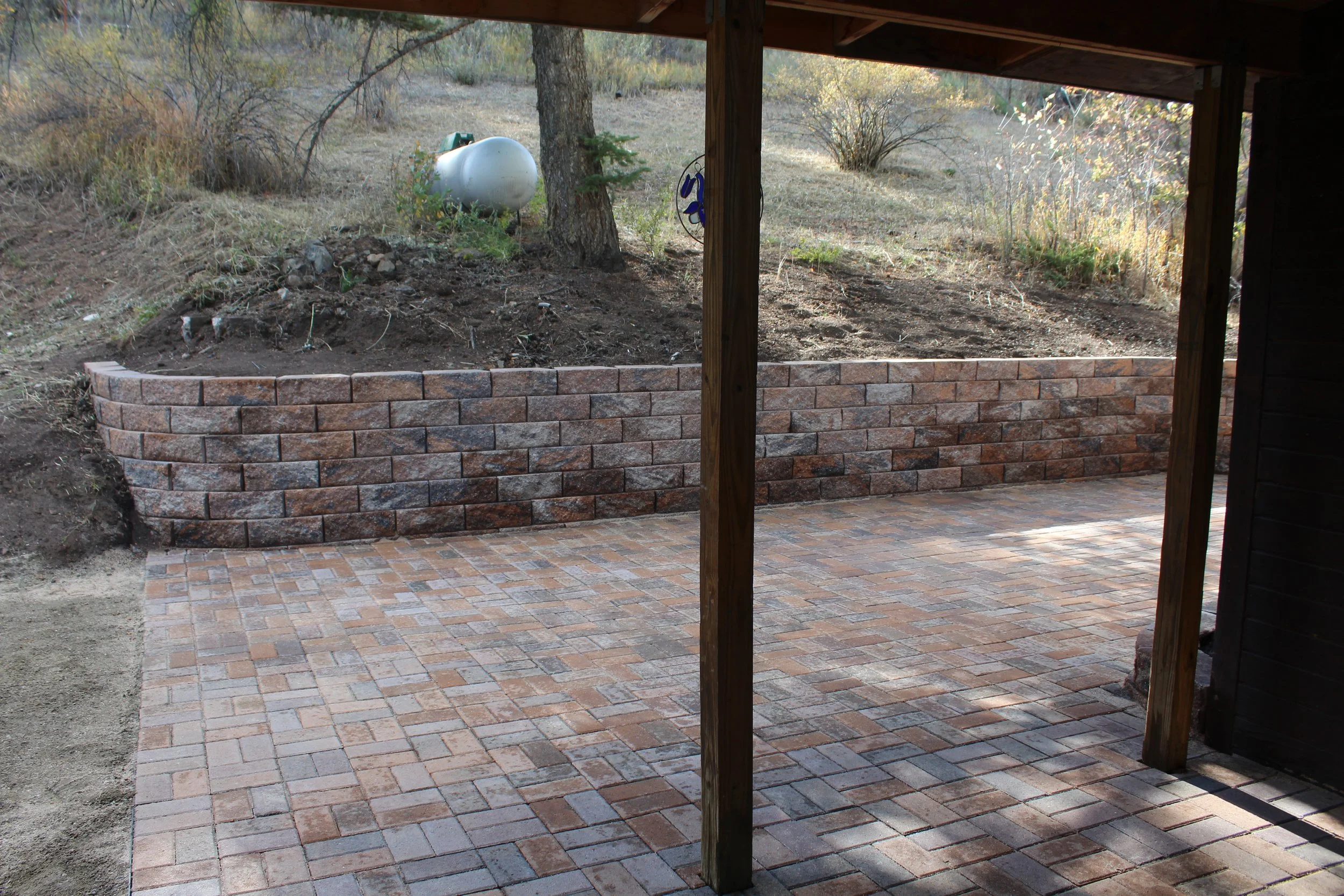 Paver patio with matching retaining wall