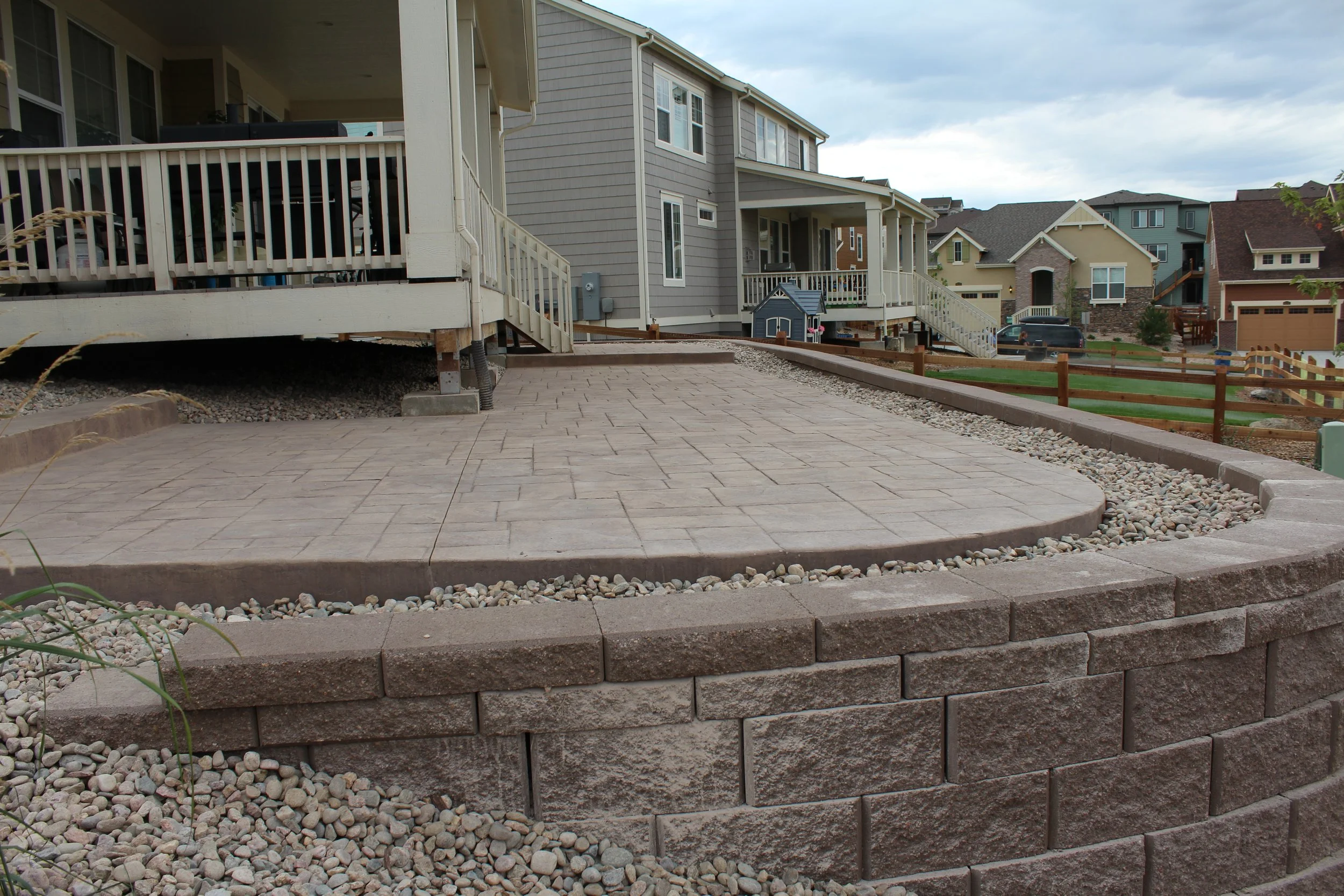 Arvada back yard retaining wall with double cap and concrete patio