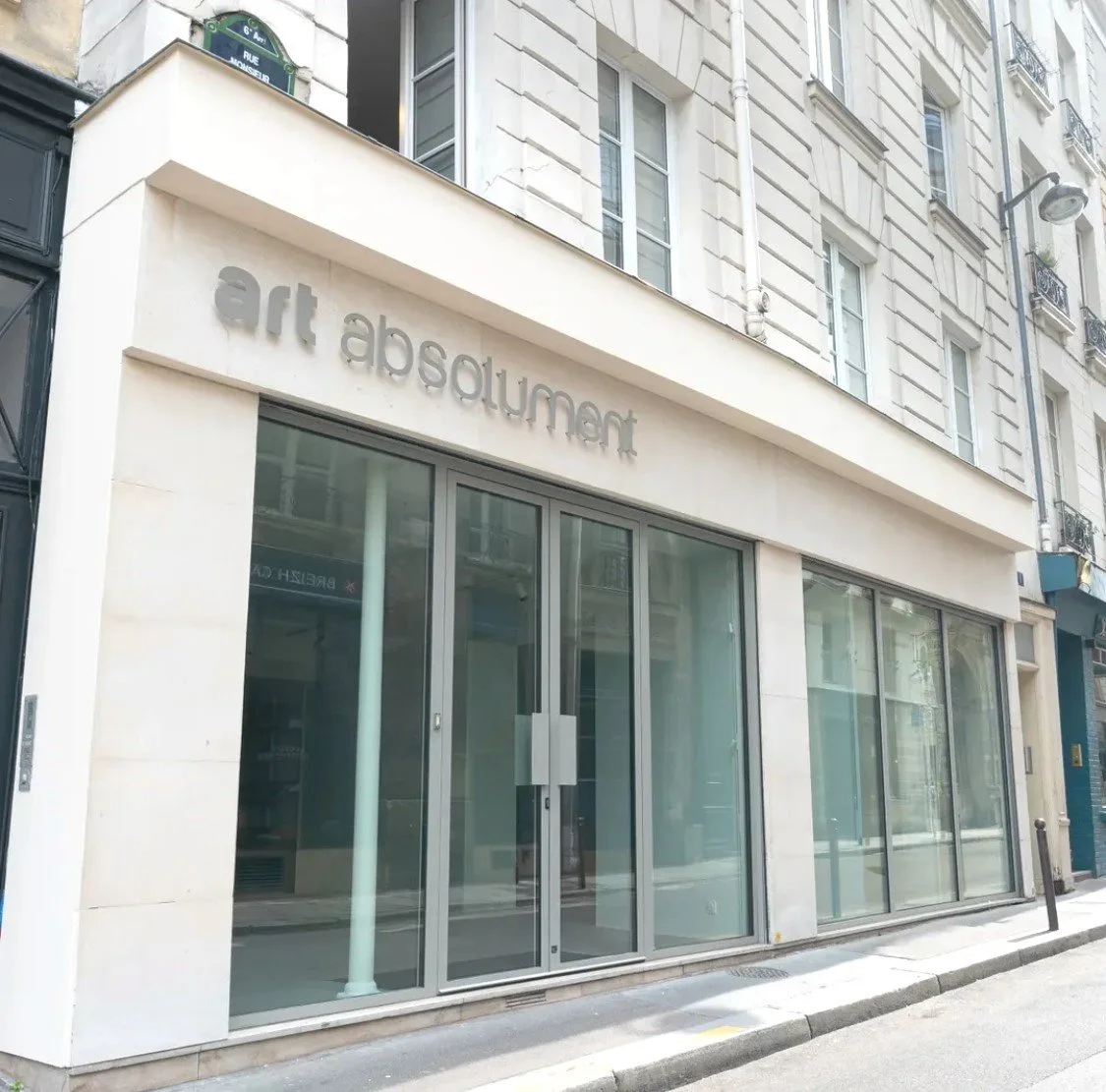 Vitrine d'une galerie d'art en ville avec le panneau 'art absolument'