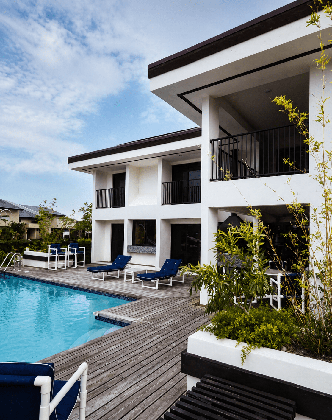 pool-deck-backyard-custom-home-north-miami-beach.png