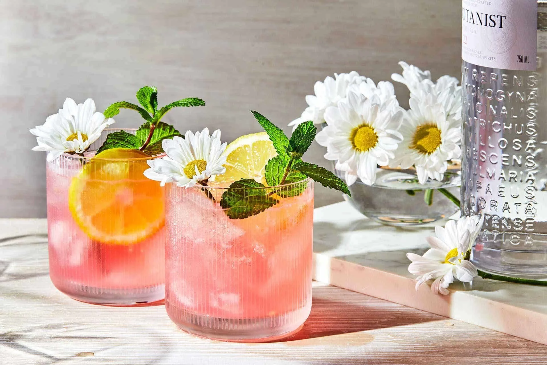03_23_gin_daisy_cocktail_hero_antonisachilleos_1920x1280.jpg