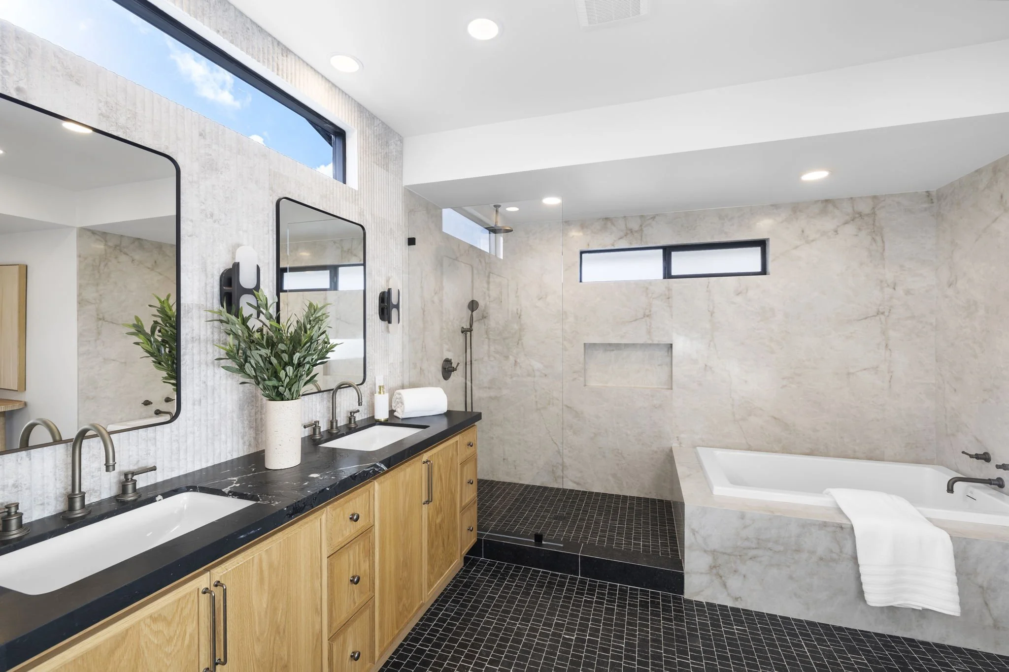 16-web-or-mls-1700 Port Ashley 14.jpg