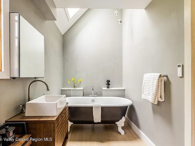 The Garden Bathroom features a cast iron tub.

