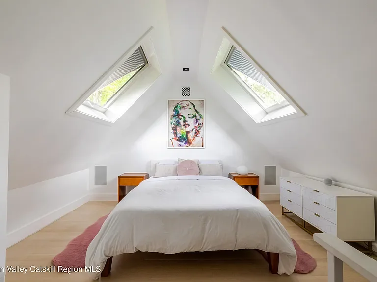Escape in the cozy Treehouse Suite!
