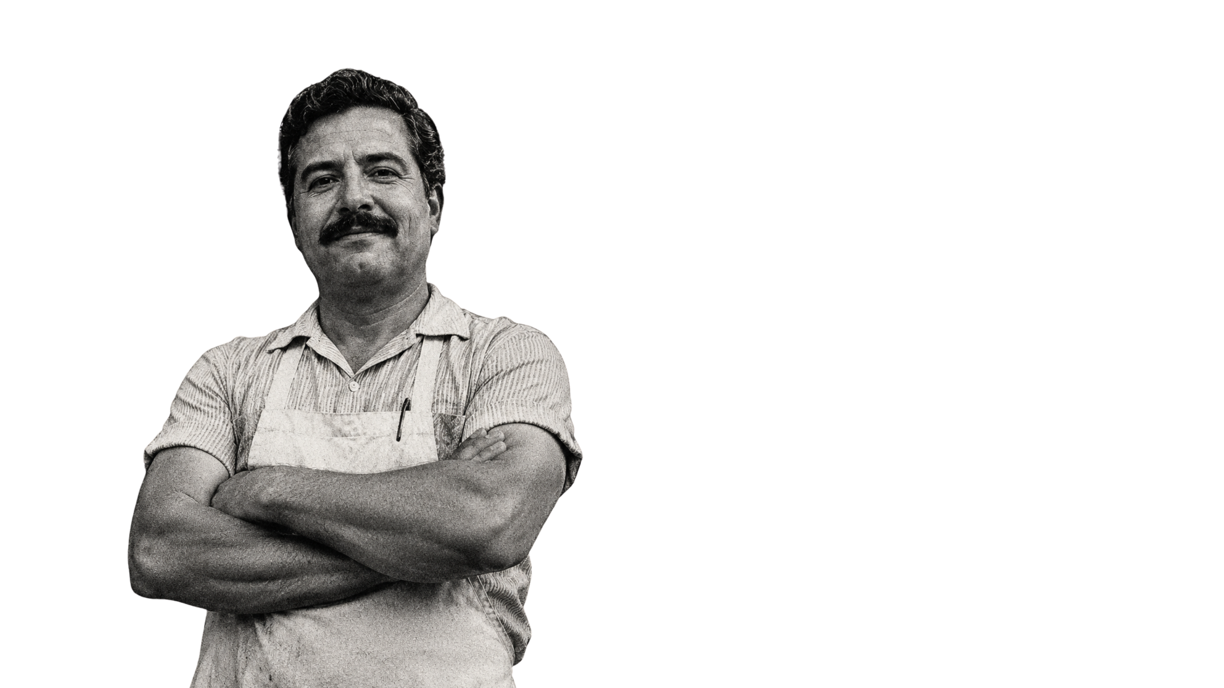 Agencia de Marketing, AI, Estrategias Digitales y más para negocios y conseguir más clientes, un hombre con bigote y cabello rizado, vestido con camiseta de manga corta y delantal, con los brazos cruzados, de pie frente a un fondo negro.
