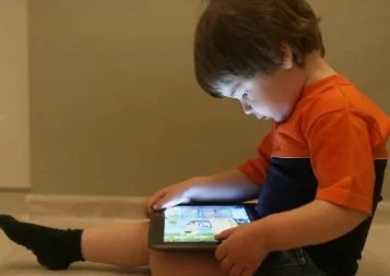 Midweek Mini: Pre-K Kids and Screens: When “Reading” Means Swiping