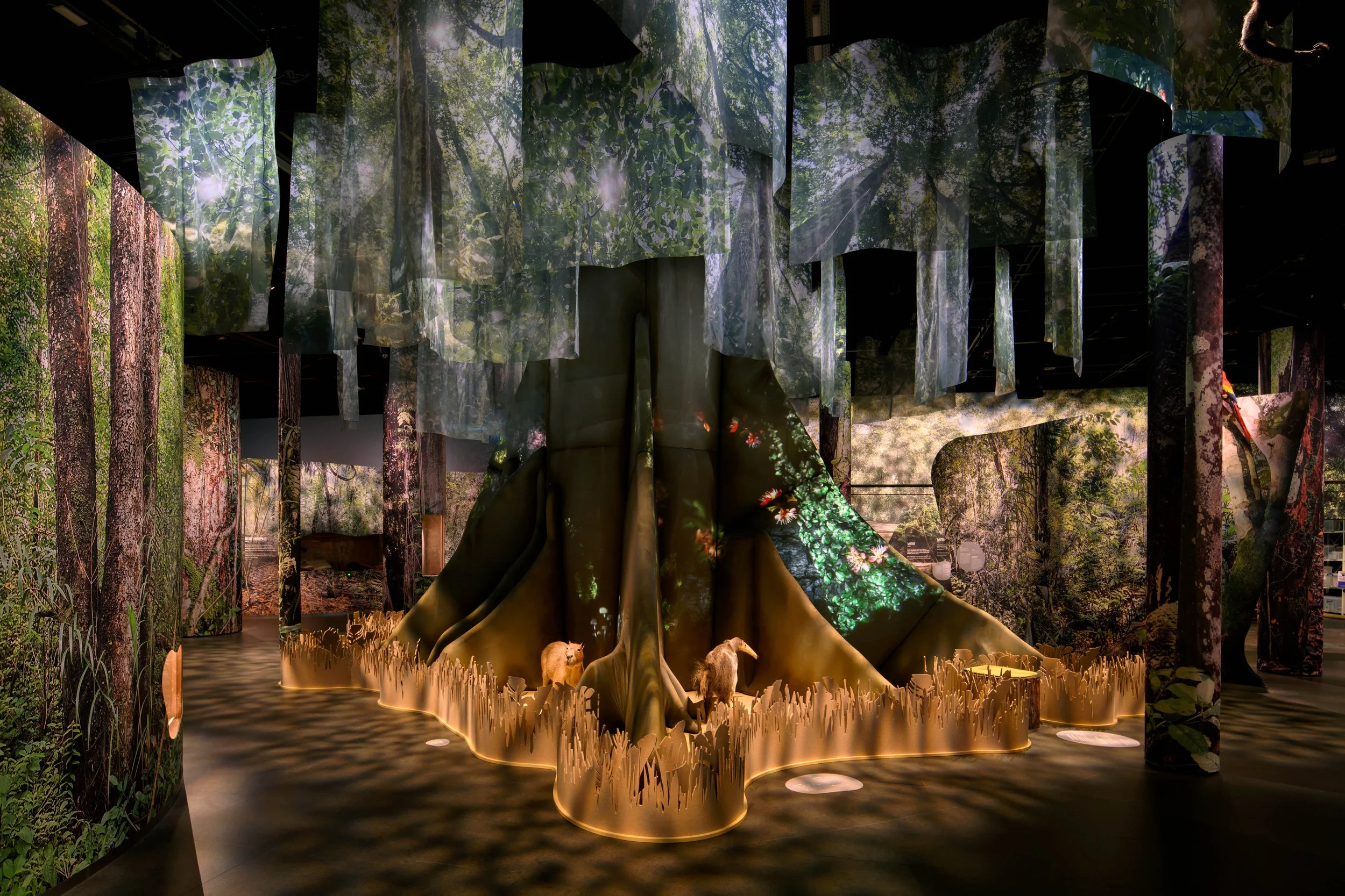  The magical forest comes to life with all the animals that live in the jungle. The lights create the impression of a forest in motion, setting up a scavenger hunt for little ones and leading them to the last animal. Can you spot them all? 