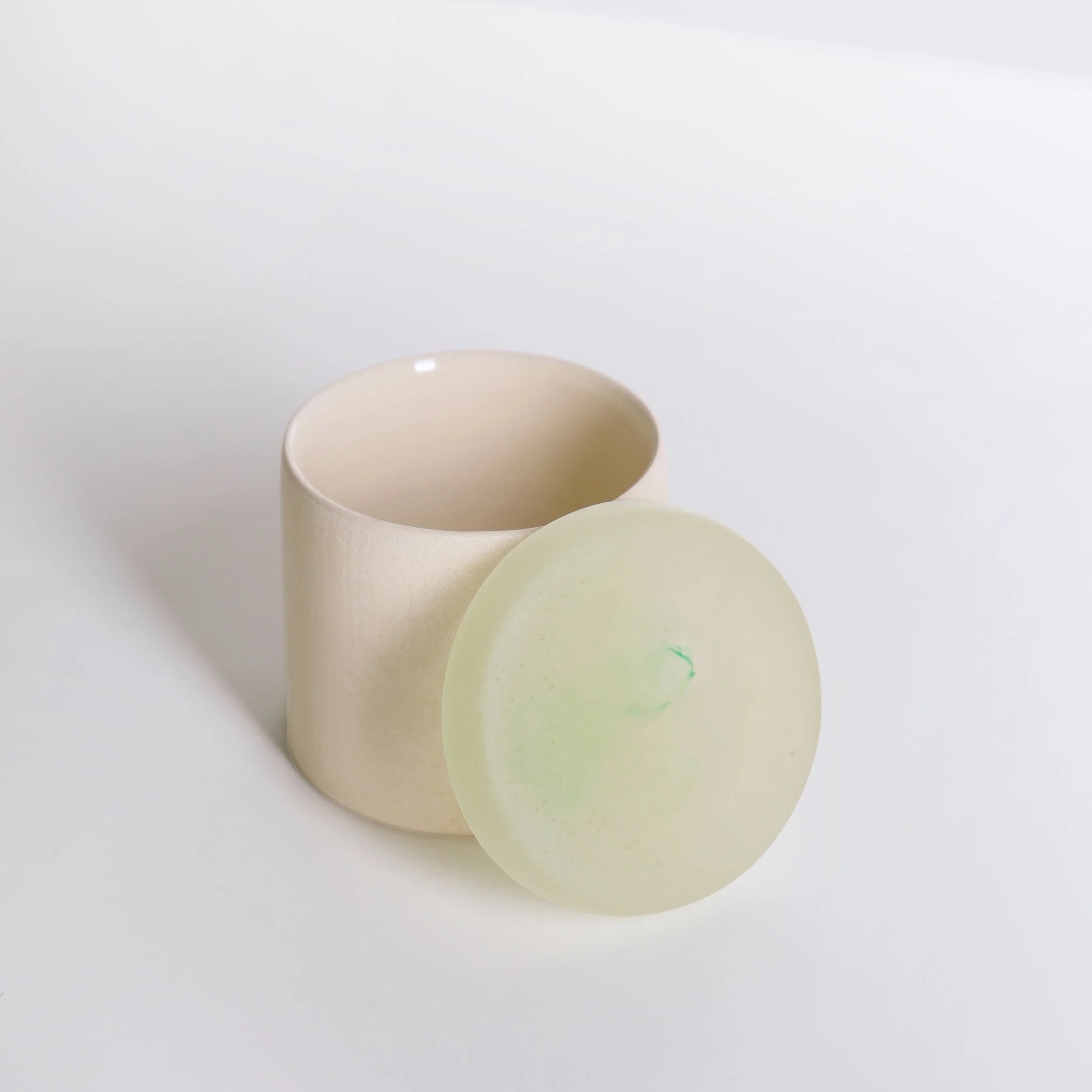 Ceramic cylinder with glass lid Lemon Grass