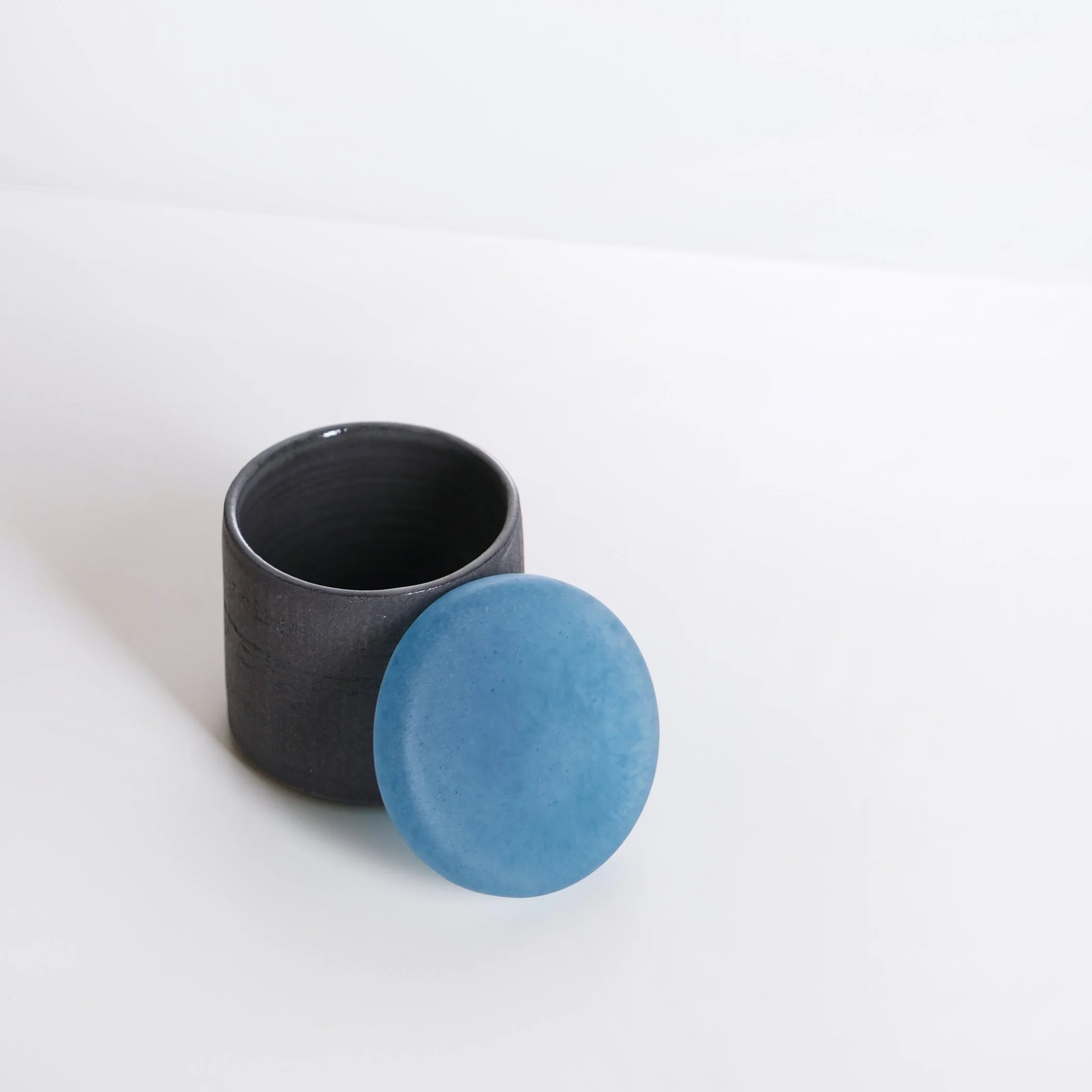Ceramic cylinder with glass lid Sea blue