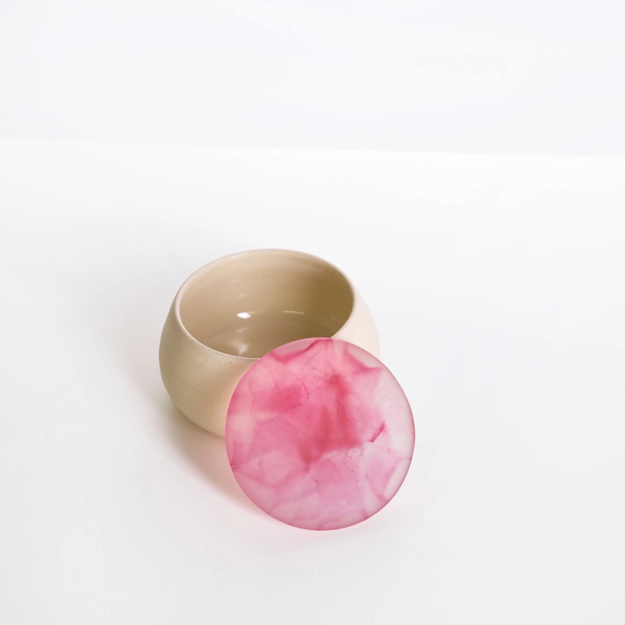 Medium ceramic bowl with glass lid Pink