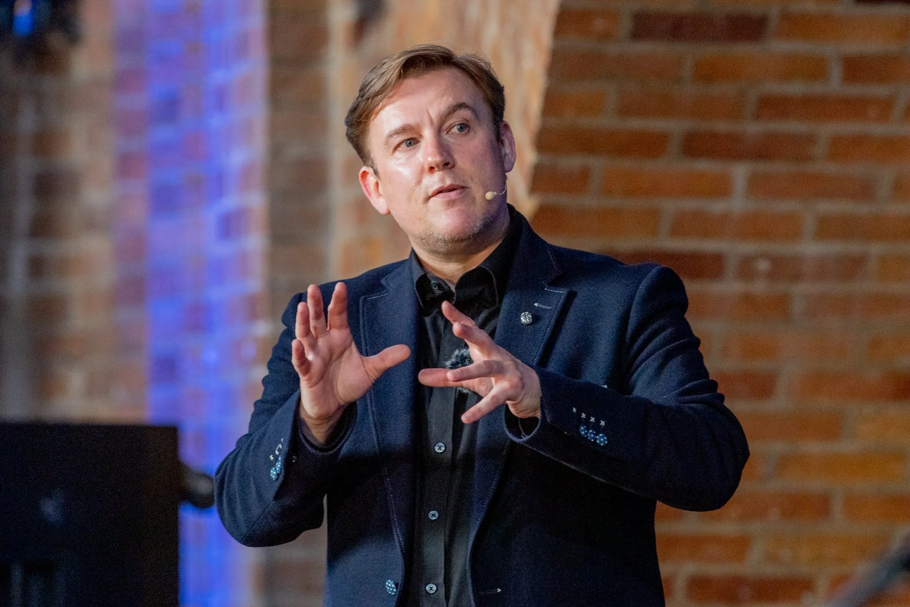 Mentalist & speaker Looch hosting a conference.
