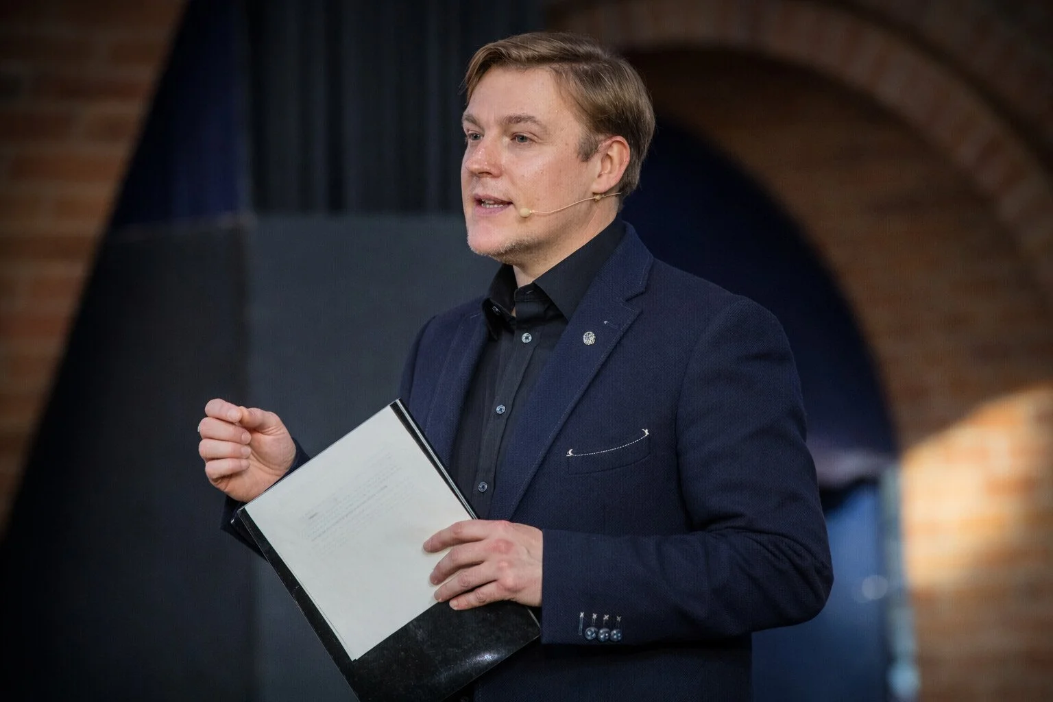The mentalist Looch presenting to the delegates of a corporate event