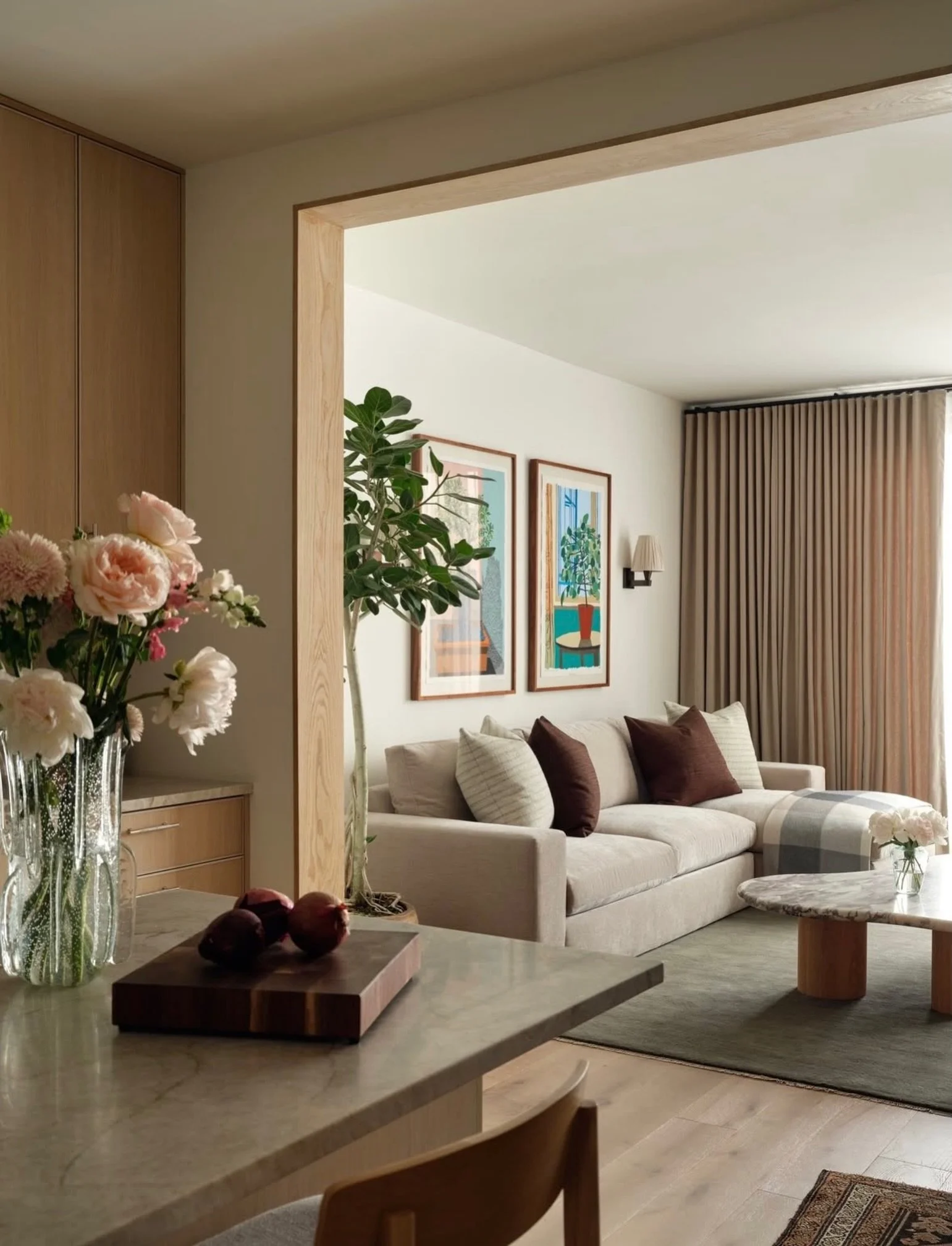 A beautiful mix of warm woods, soft light, and thoughtfully curated pieces 🤎
Design by @aliciarocheinteriors 
Photo by @seanlitchfield