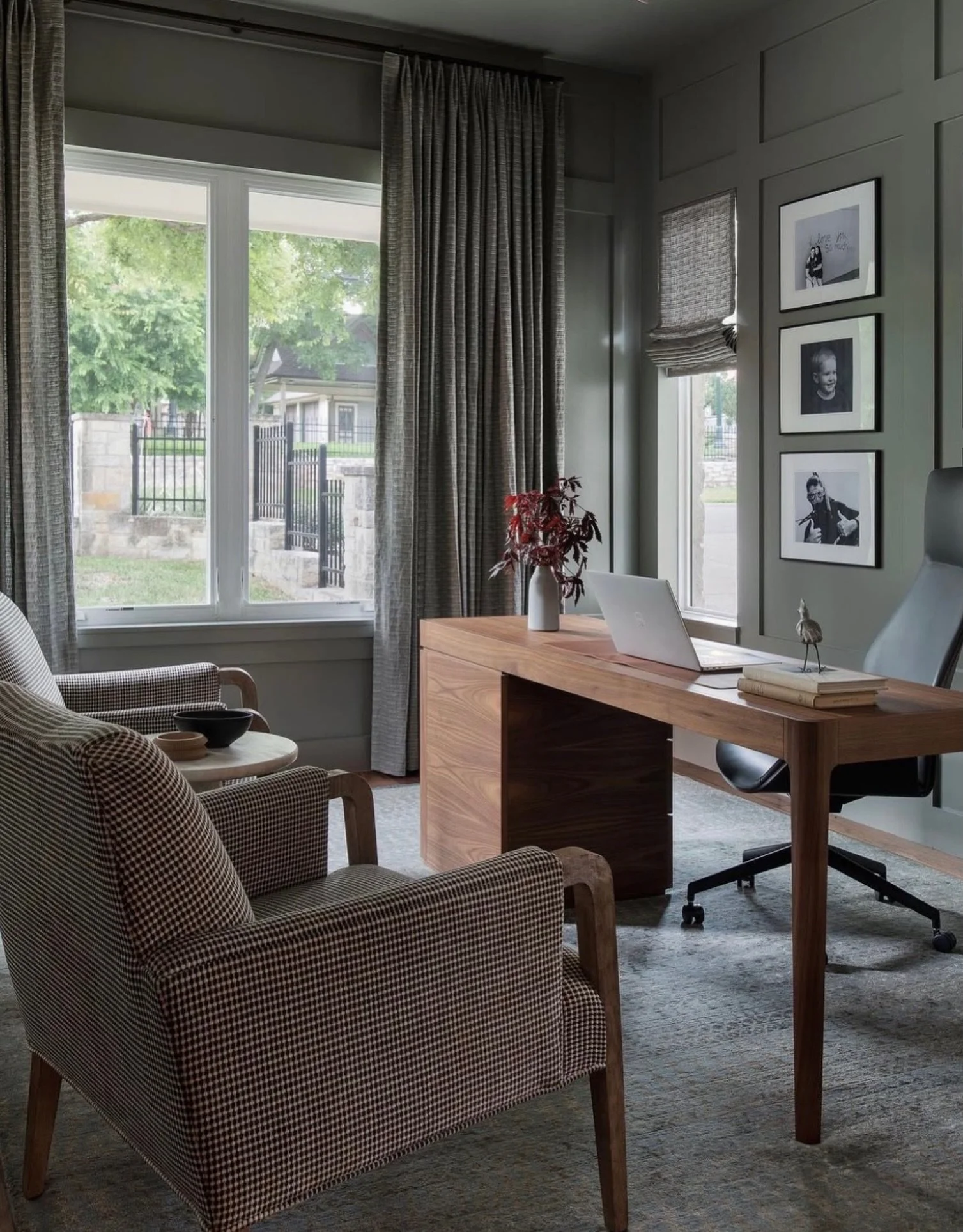 We love to see an office that's equal parts functional, interesting, and comfortable. Incredible work by @scheerandco 👏🏻👏🏻

Photo by @averynicolephoto