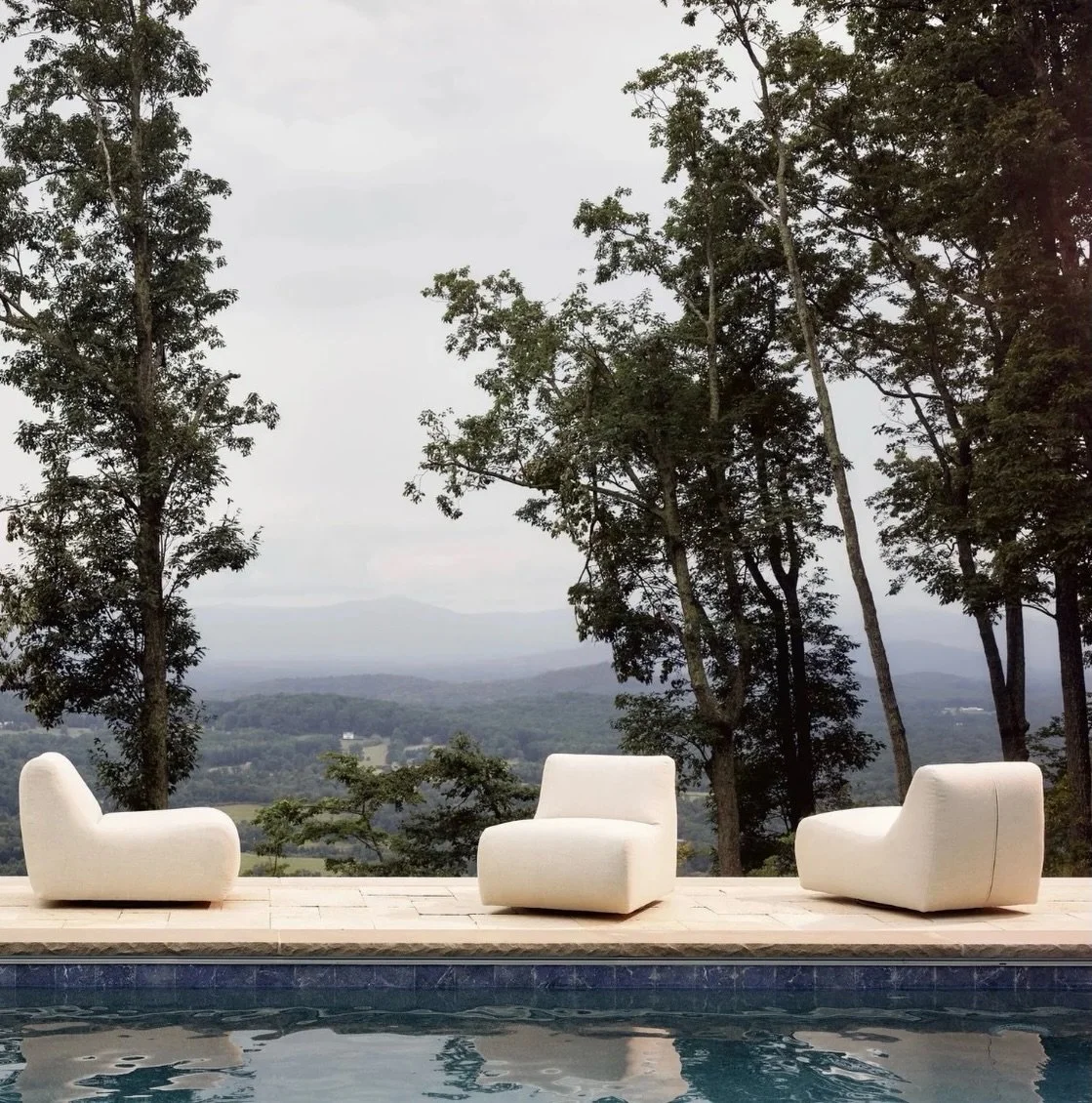 Outdoor furnishings should feel just as intentional as the design inside the home: comfortable, durable, and beautifully considered. These stunning swivel chairs by @leeindustries check every box. 💙