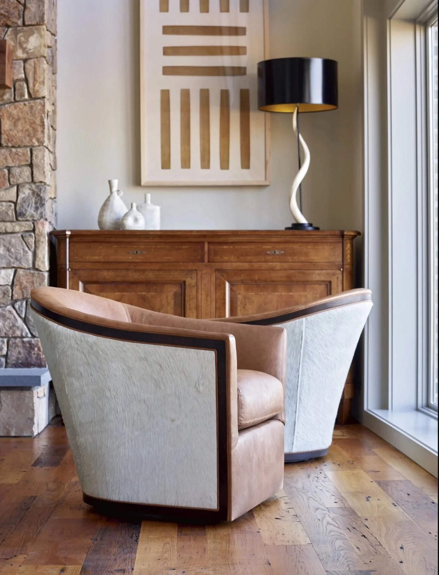 Another set of absolutely stunning swivel chairs by @leeindustries - Designers, make an appointment to come see these incredible pieces in person 💙

Lee Industries L5772-01SW Chair