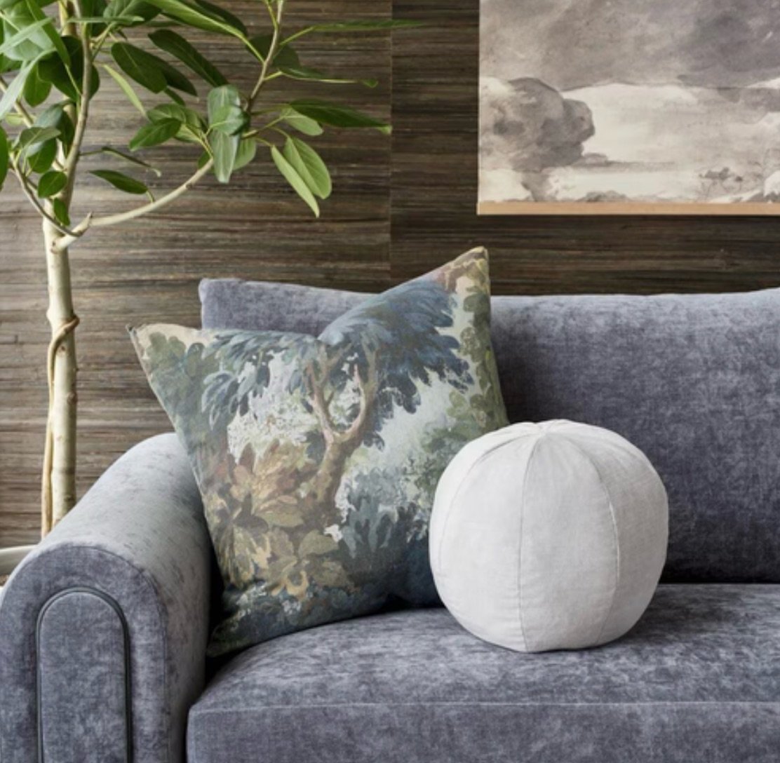 A little Art Deco inspiration, a whole lot of comfort. The Arc Sofa by Massoud pairs elegant curved arms with distinctive round wooden legs for a silhouette that feels both timeless and fresh 💙