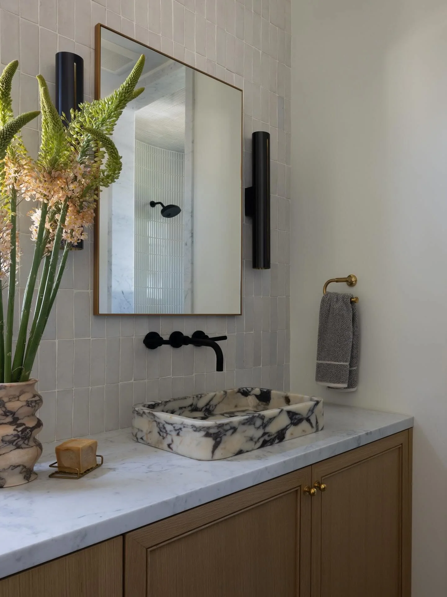 I finally had the opportunity to design a curved shower, and it quickly became one of my favorite spaces at Casa Los Olivos. The soft curves and tiled ceiling create a cocoon-like retreat that feels both sculptural and serene.

Swipe for a closer loo