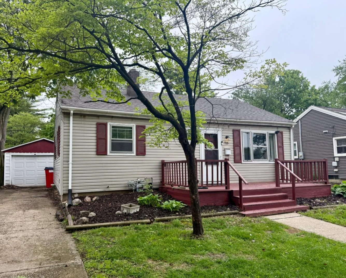 🔥 COMING SOON under $200K 🔥

715 Foley Ave., Champaign

🌳 Great central location near schools and parks

✅ 3 beds | 1 bath | 1175 sq ft
✅ + basement with additional bathroom
✅ 2 living spaces
✅ Fenced backyard

*message for more info and showing a