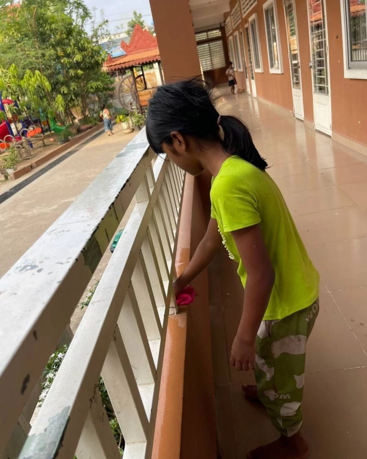 Heart daughter looking over the balcony